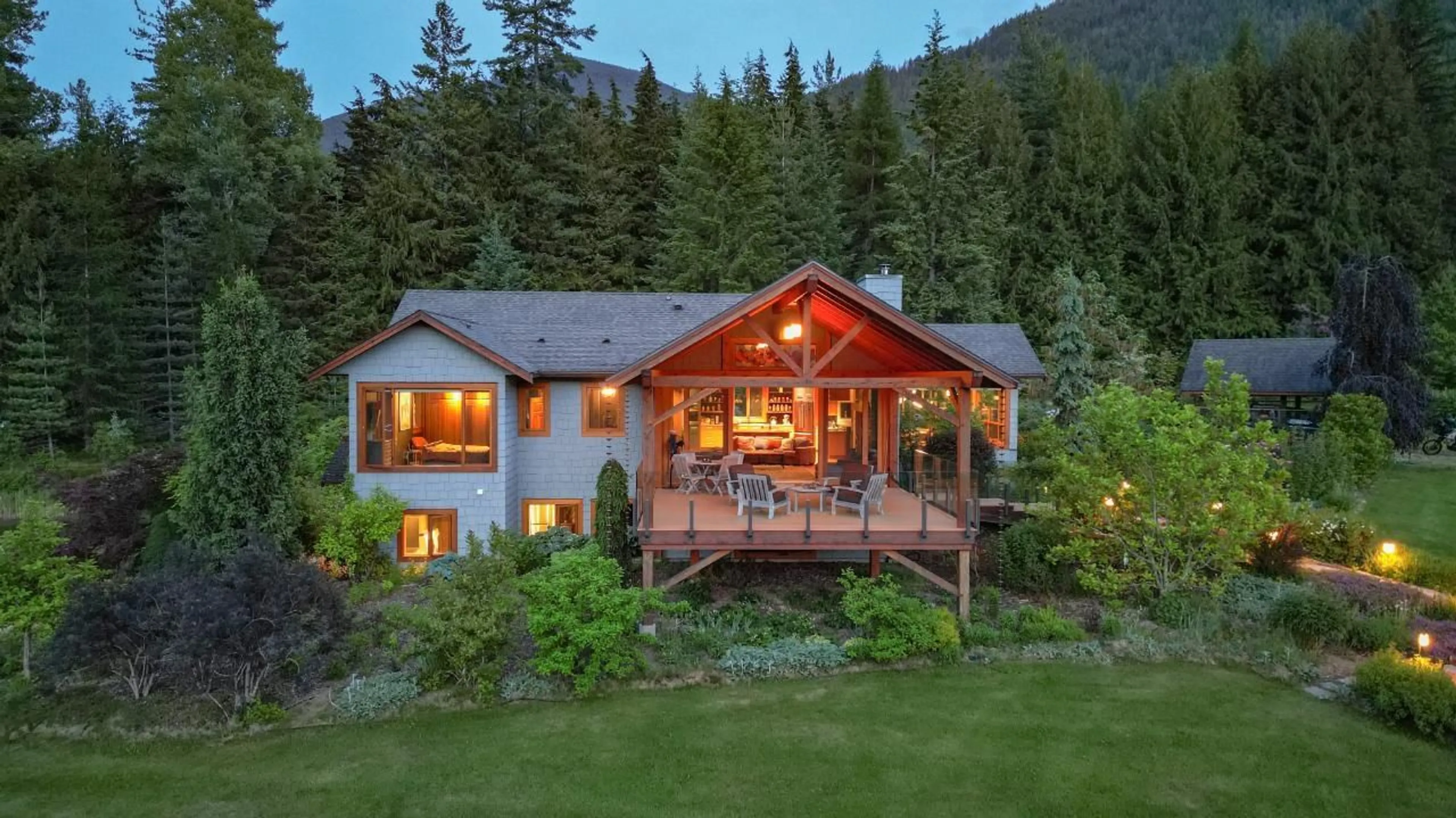 Cottage for 6890 HARROP-PROCTER ROAD, Harrop British Columbia V1R4A4