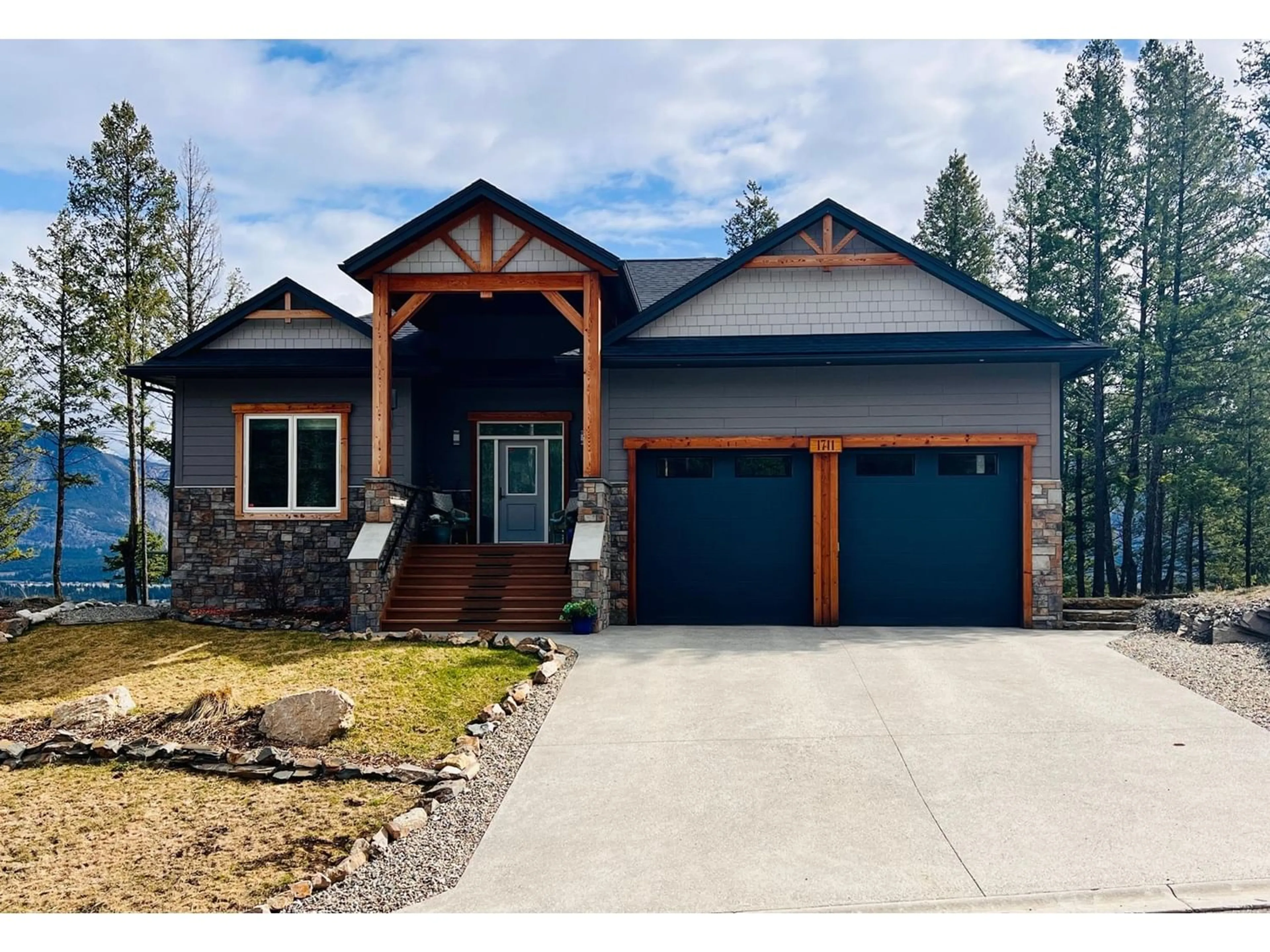 Indoor entryway, wood floors for 1711 PINE RIDGE MOUNTAIN Place, Invermere British Columbia V0A1K2