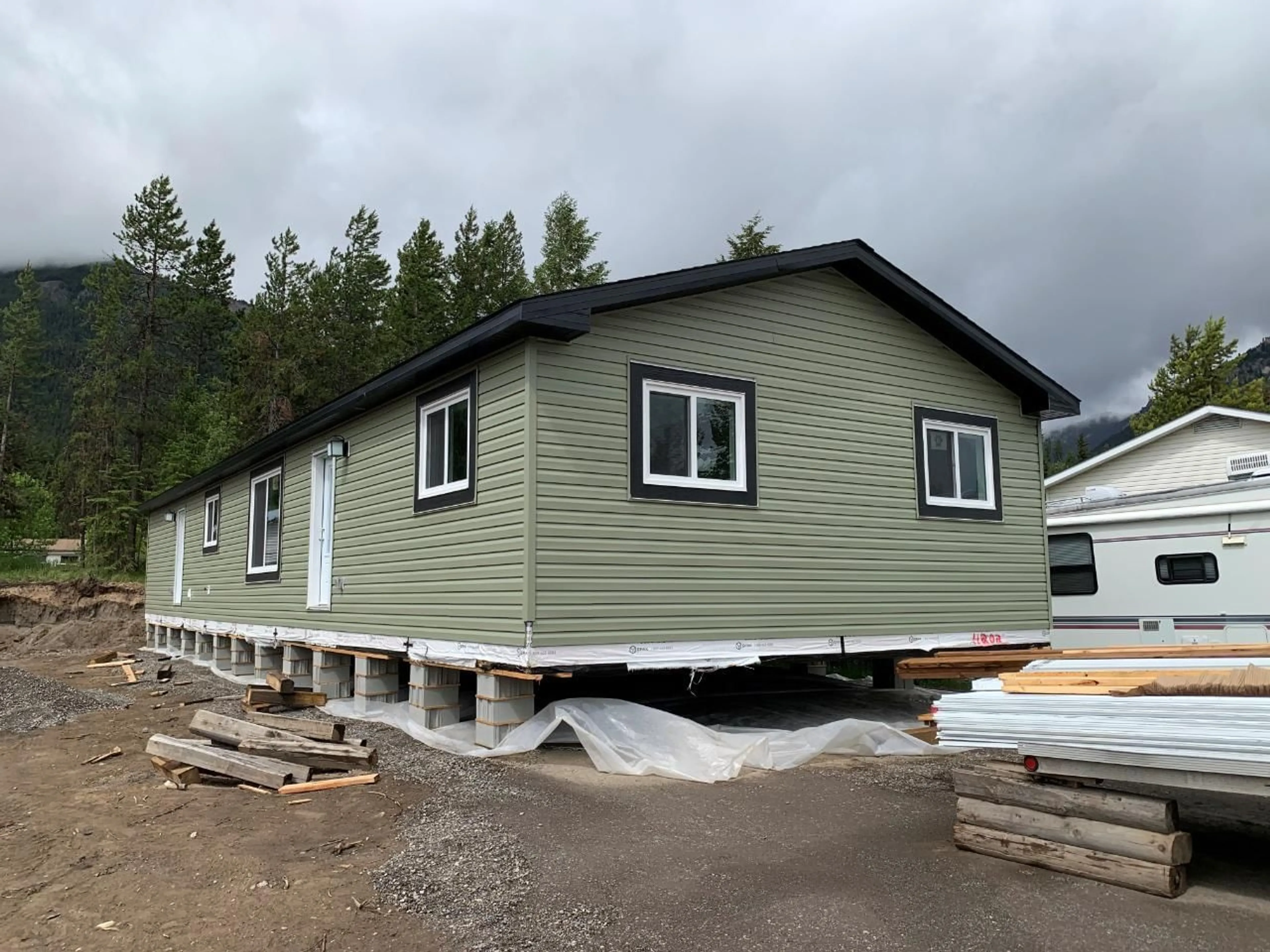 Home with vinyl exterior material for 21 DEERBORNE DRIVE, Sparwood British Columbia V0B1H0