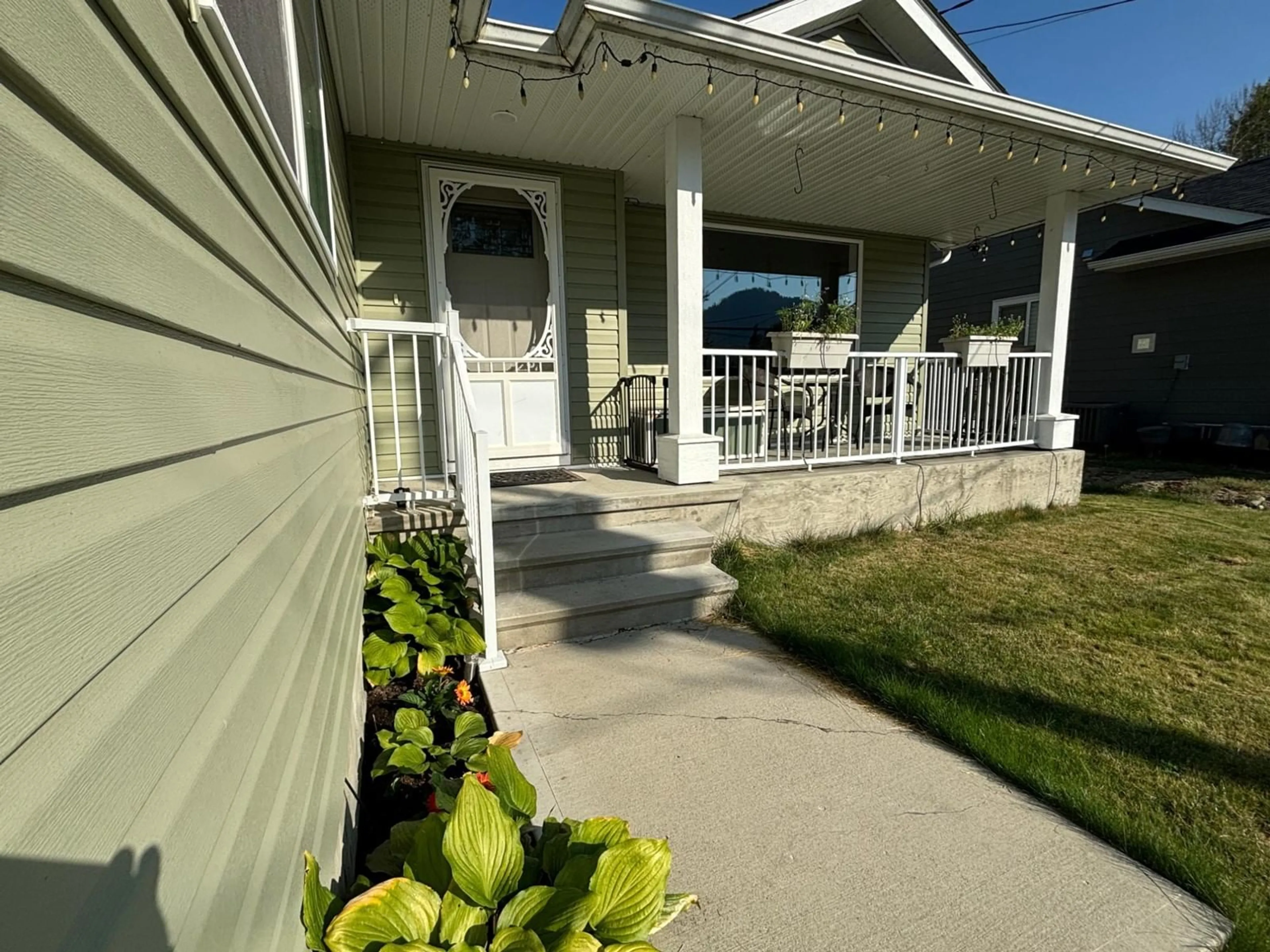 Frontside or backside of a home for 1835 FIRST STREET, Fruitvale British Columbia V0G1L0