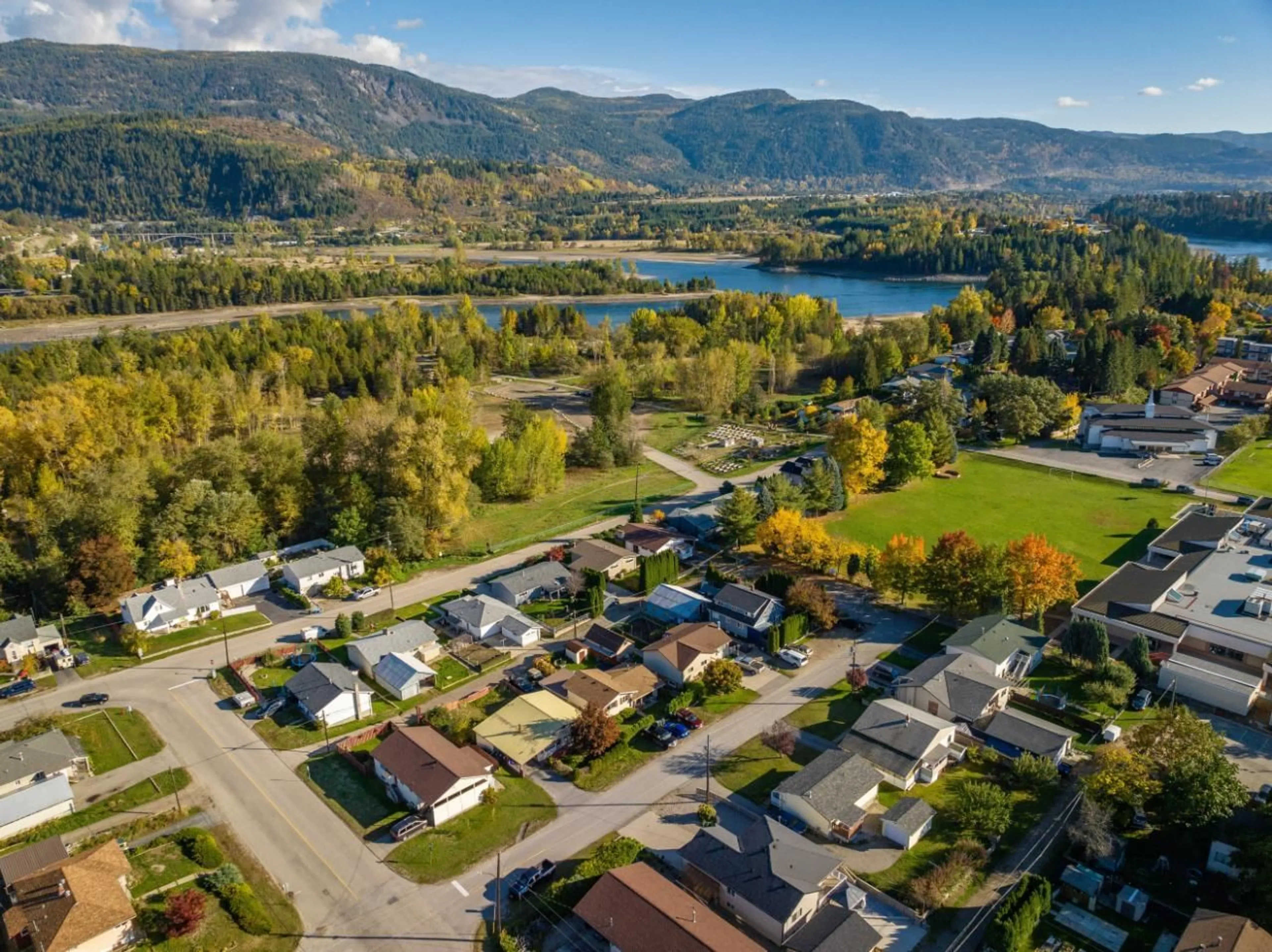 Lakeview for 608 6TH AVENUE, Castlegar British Columbia V1N1T9