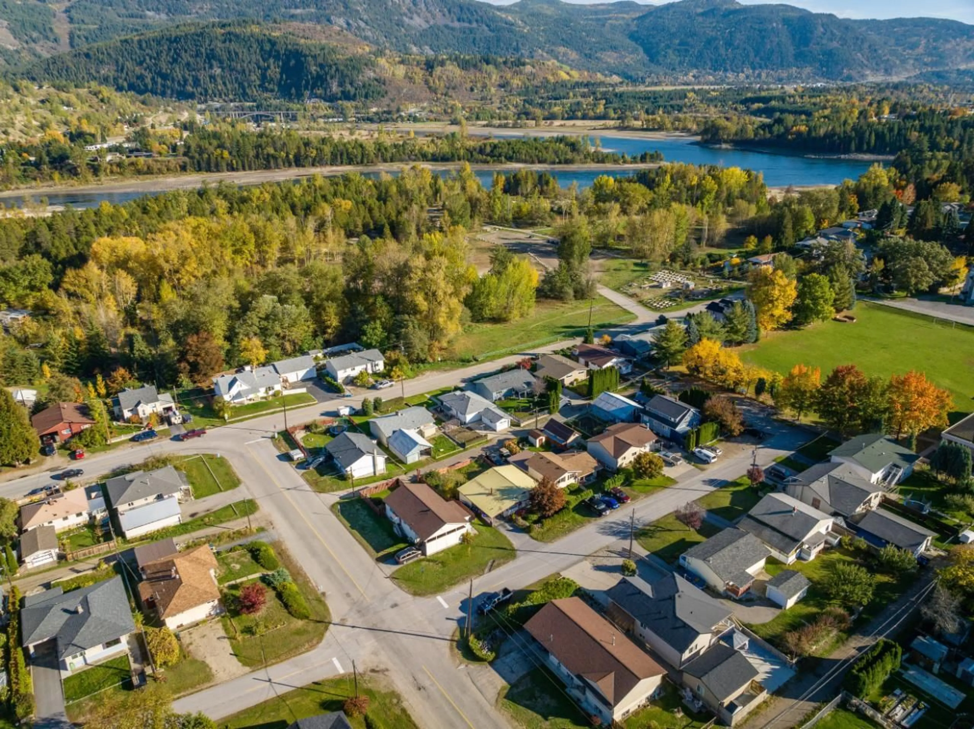 Lakeview for 608 6TH AVENUE, Castlegar British Columbia V1N1T9