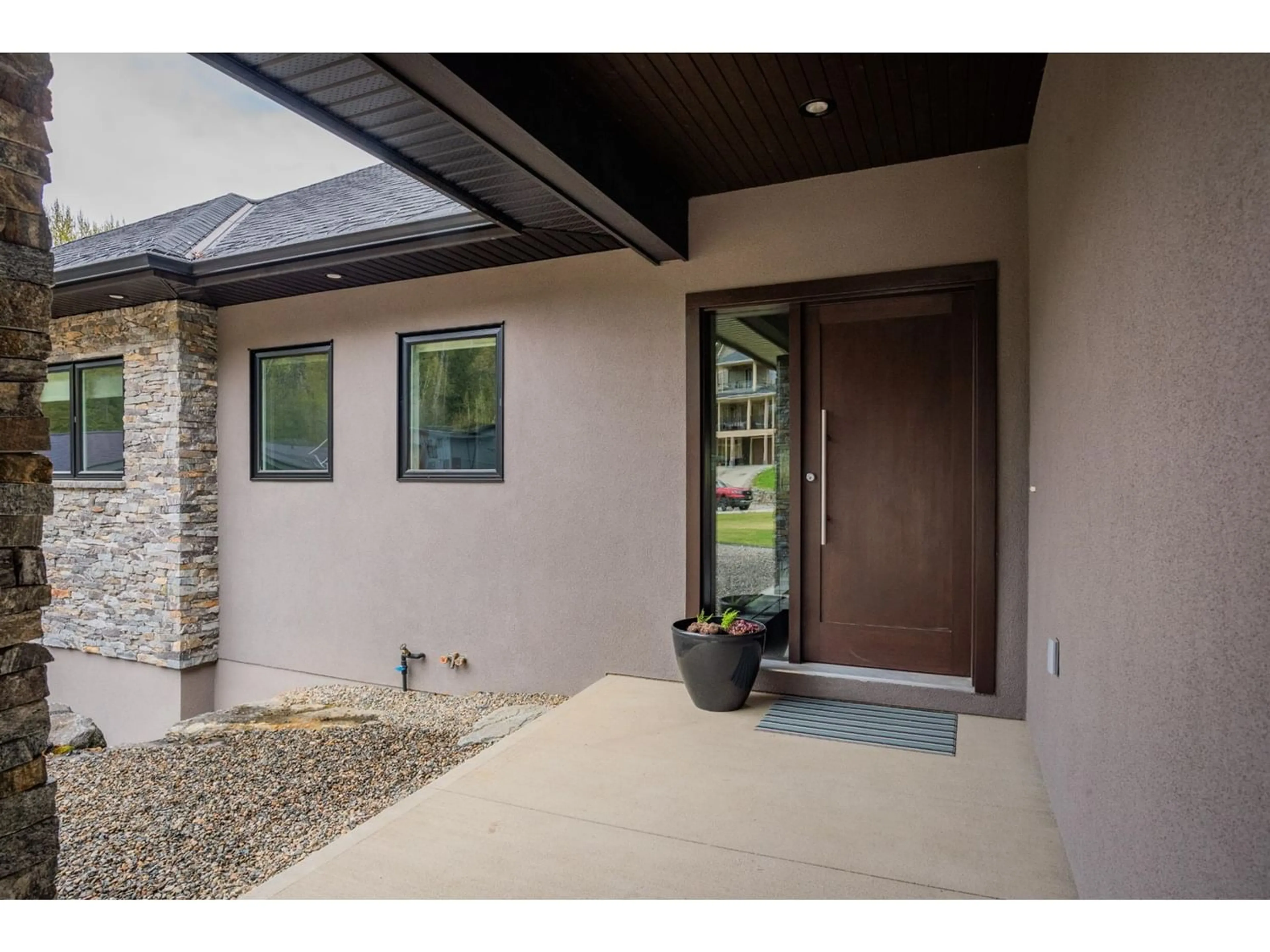 Indoor entryway for 735 REDSTONE DRIVE, Rossland British Columbia V0G1Y0