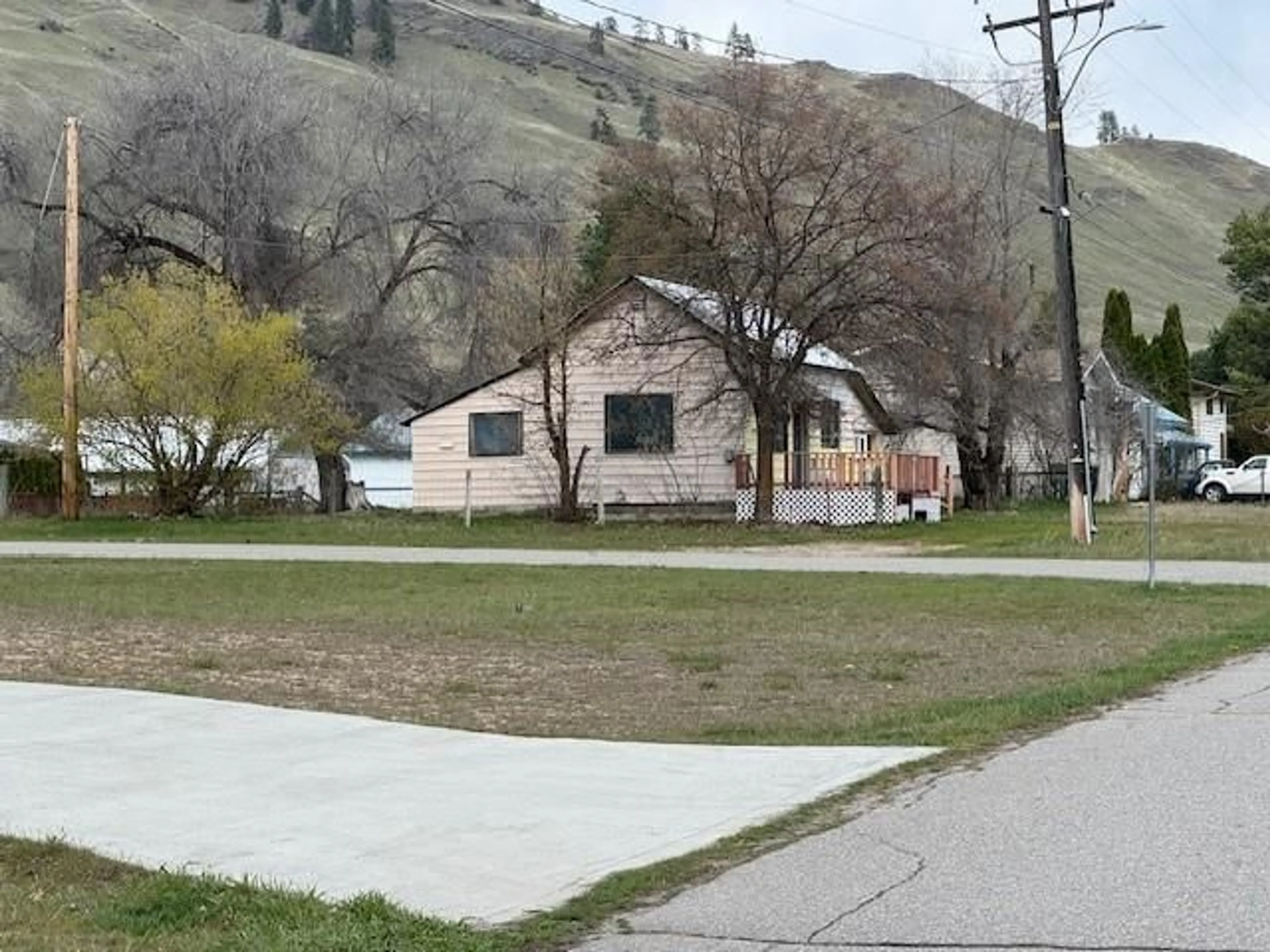 Frontside or backside of a home, the street view for 693 NINTH Avenue, Midway British Columbia V0H1M0