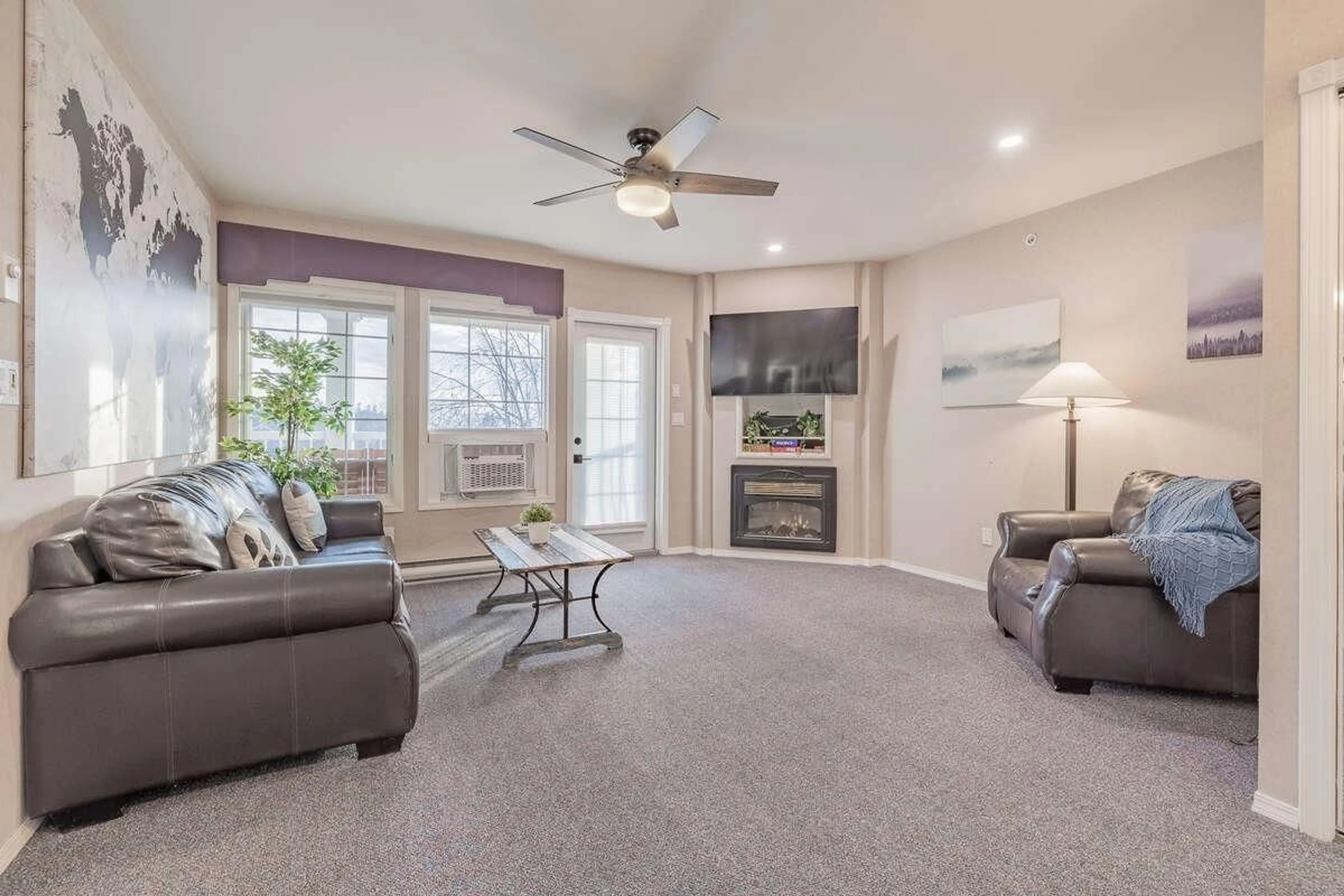 Living room, carpet floors for 5052 RIVERVIEW Road Unit# 5009B, Fairmont Hot Springs British Columbia V0B1L1