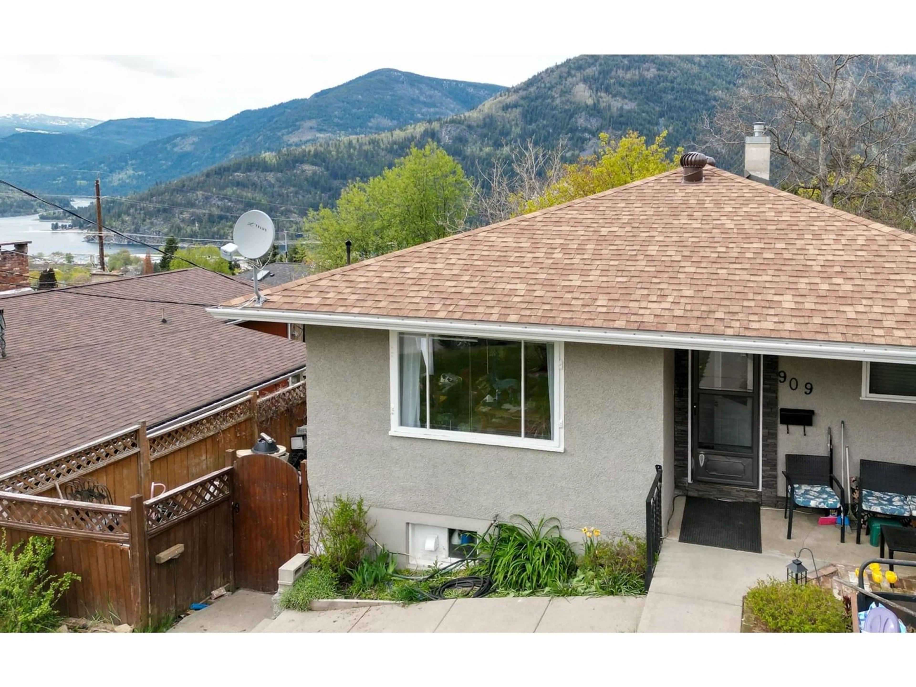Frontside or backside of a home for 909 INNES STREET, Nelson British Columbia V1L5G7