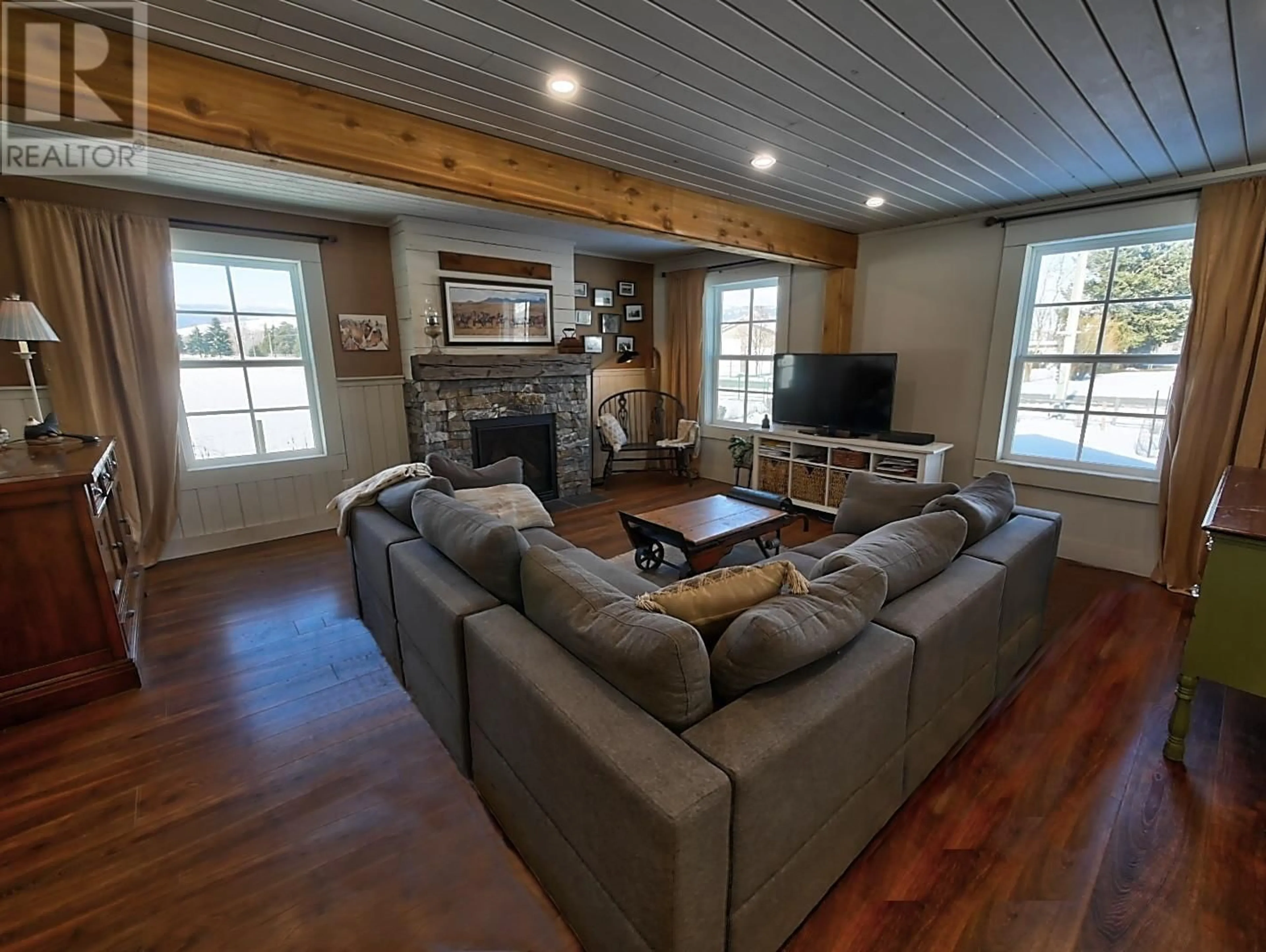 Living room with furniture, wood/laminate floor for 560 CARSON ROAD, Grand Forks British Columbia V0H1H4