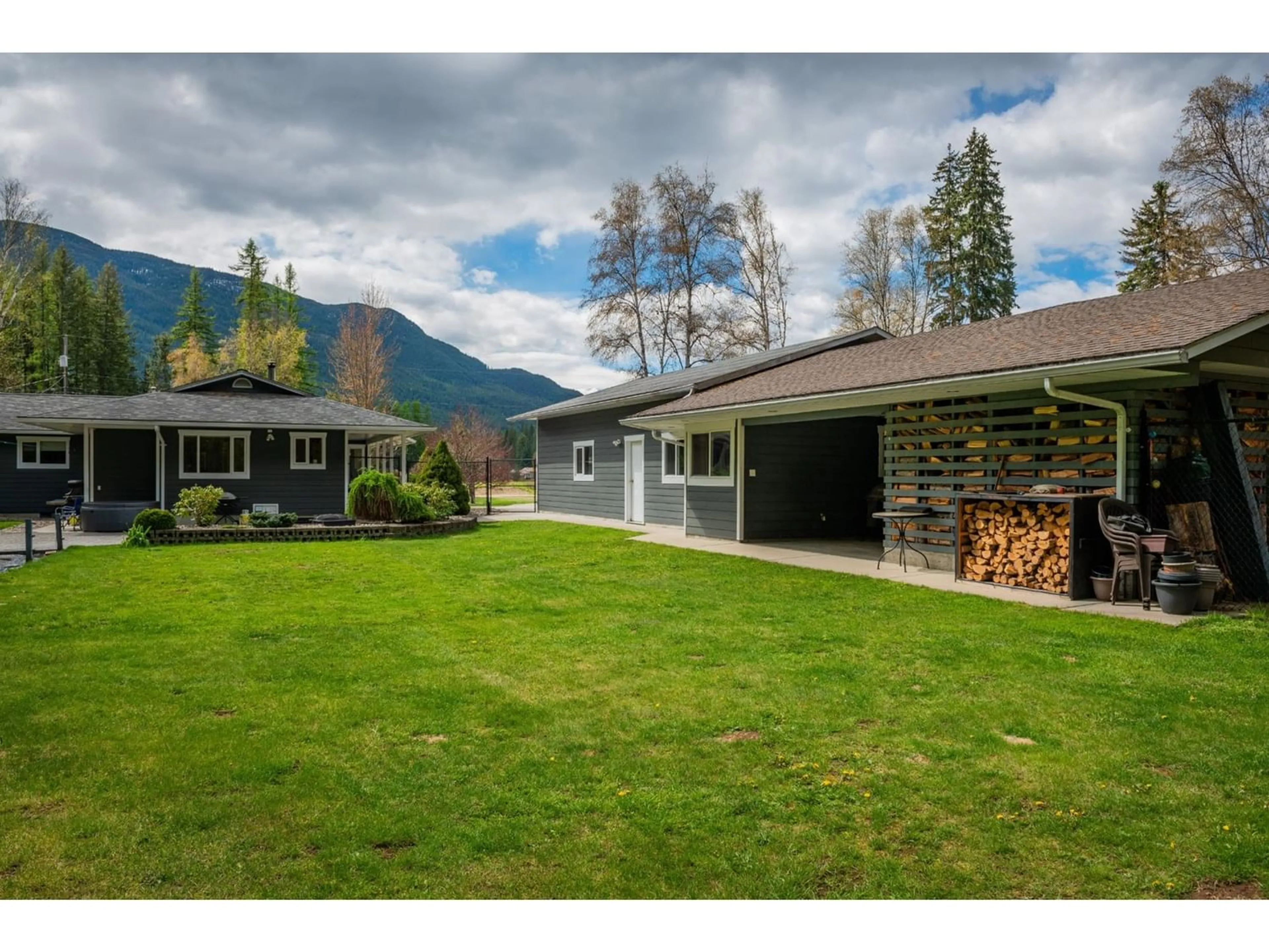 Frontside or backside of a home for 2535 SOROKIN RD, Krestova British Columbia V0G1H2