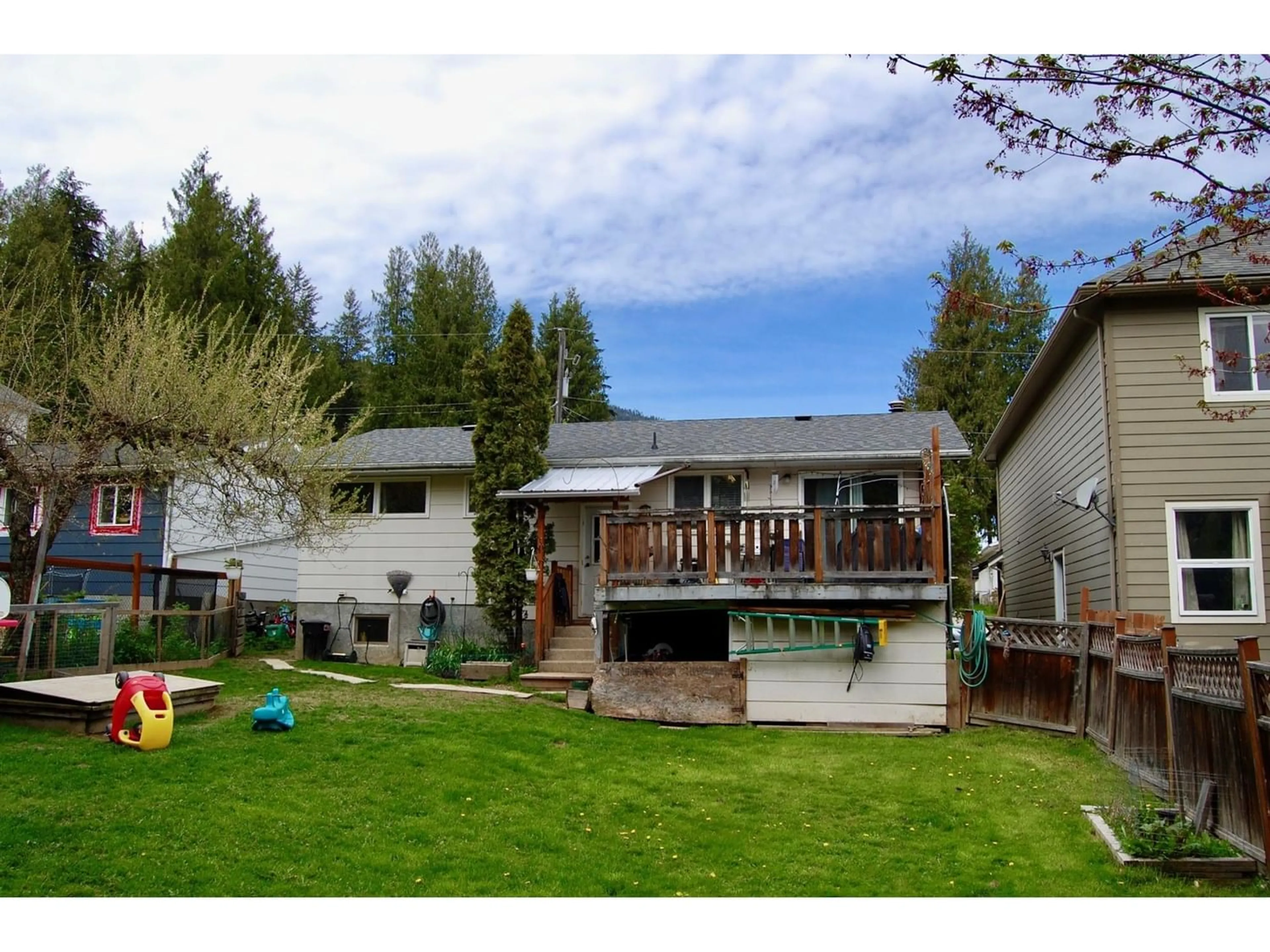 Frontside or backside of a home for 1511 ROBERTSON AVENUE, Nelson British Columbia V1L1C5