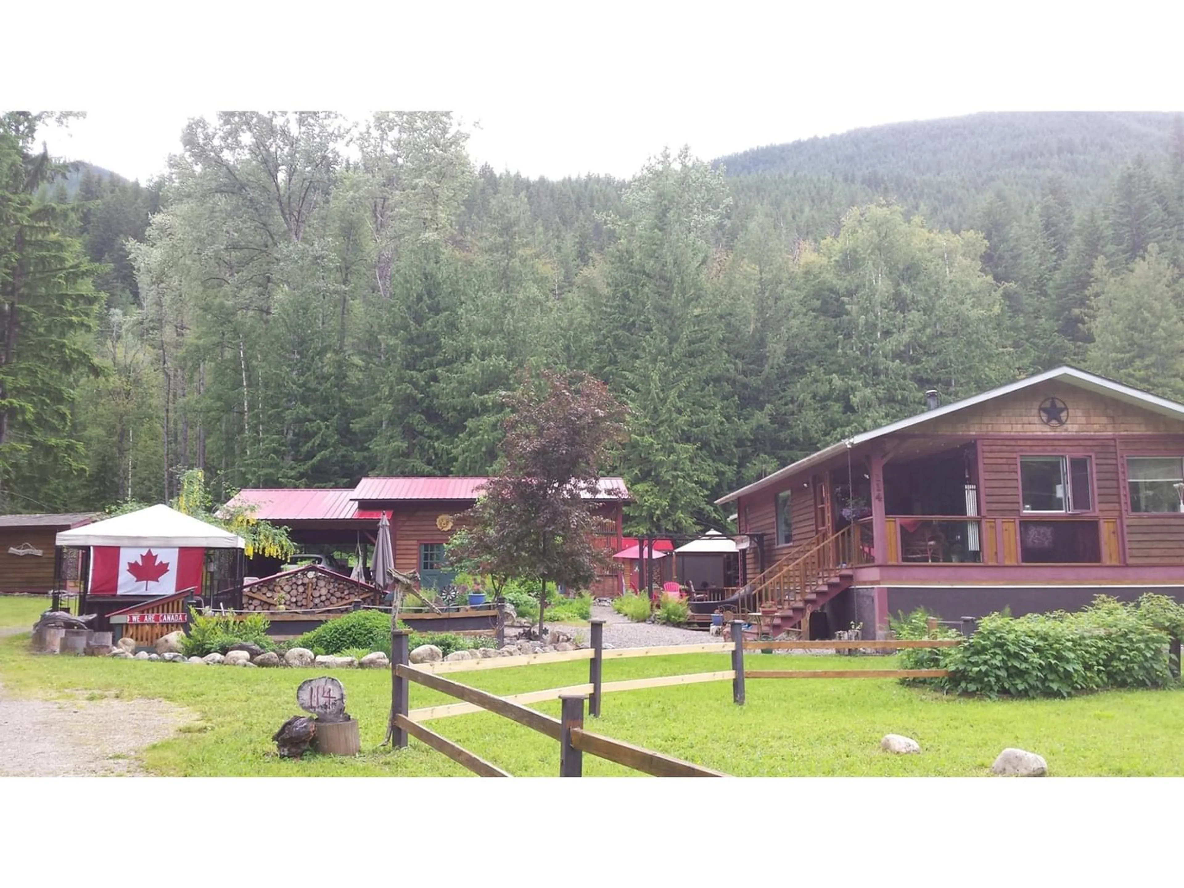 Patio, cottage for 114 EAGLES NEST Road, Nakusp British Columbia V0G1R1