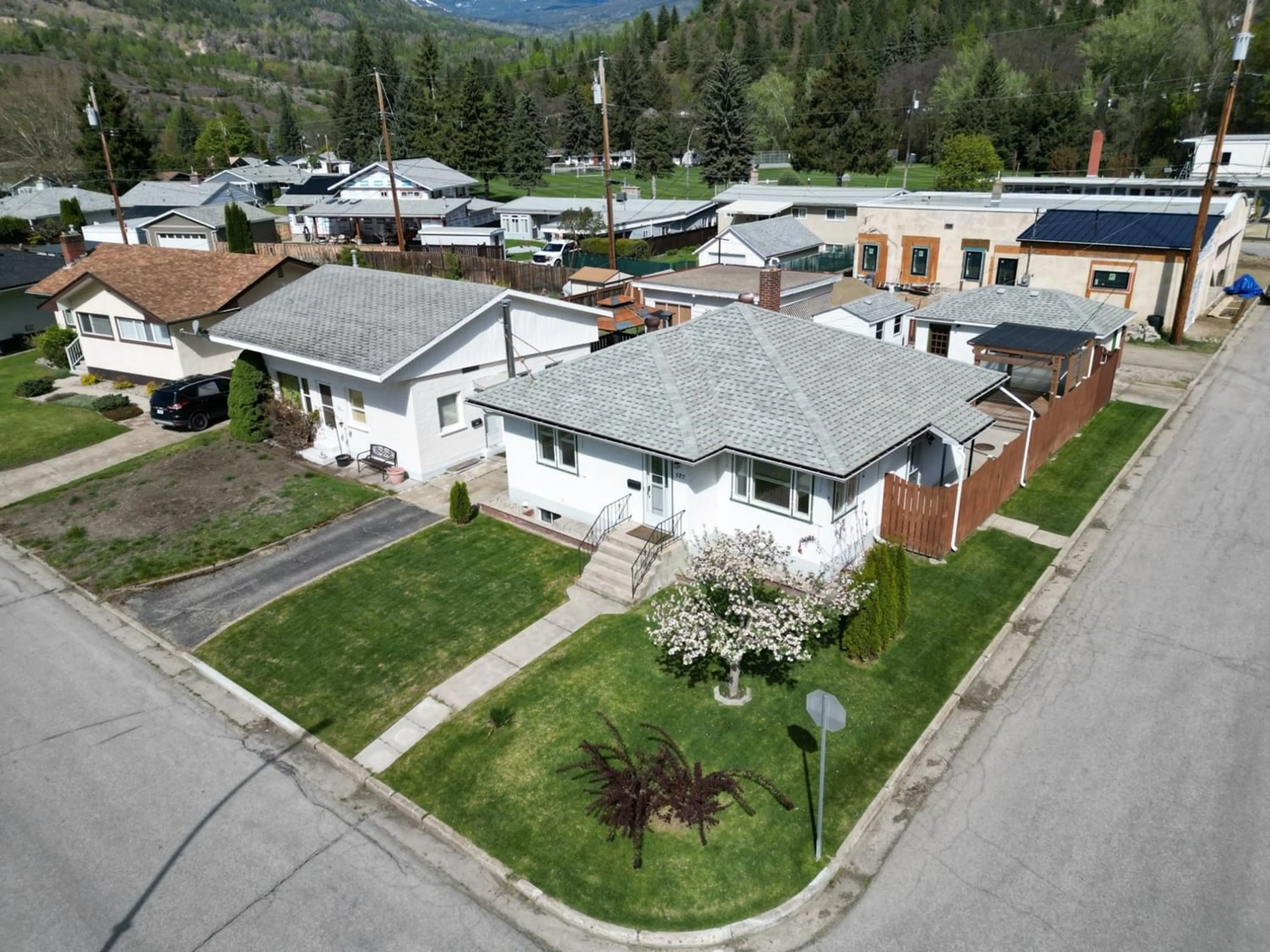 Frontside or backside of a home for 527 PORTIA CRESCENT, Trail British Columbia V1R1A8