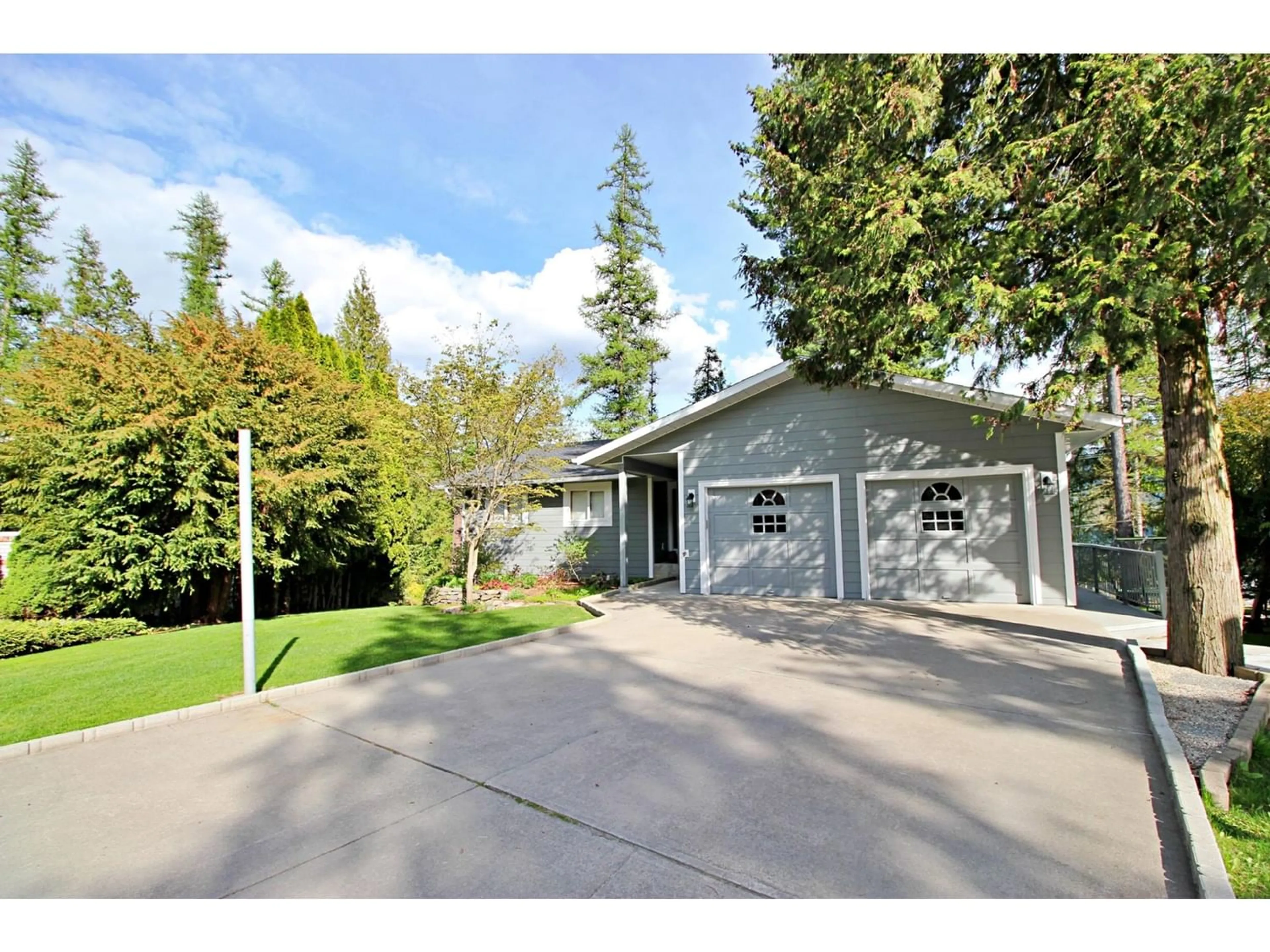 Frontside or backside of a home for 1301 GROSVENOR PLACE, Castlegar British Columbia V1N3X8