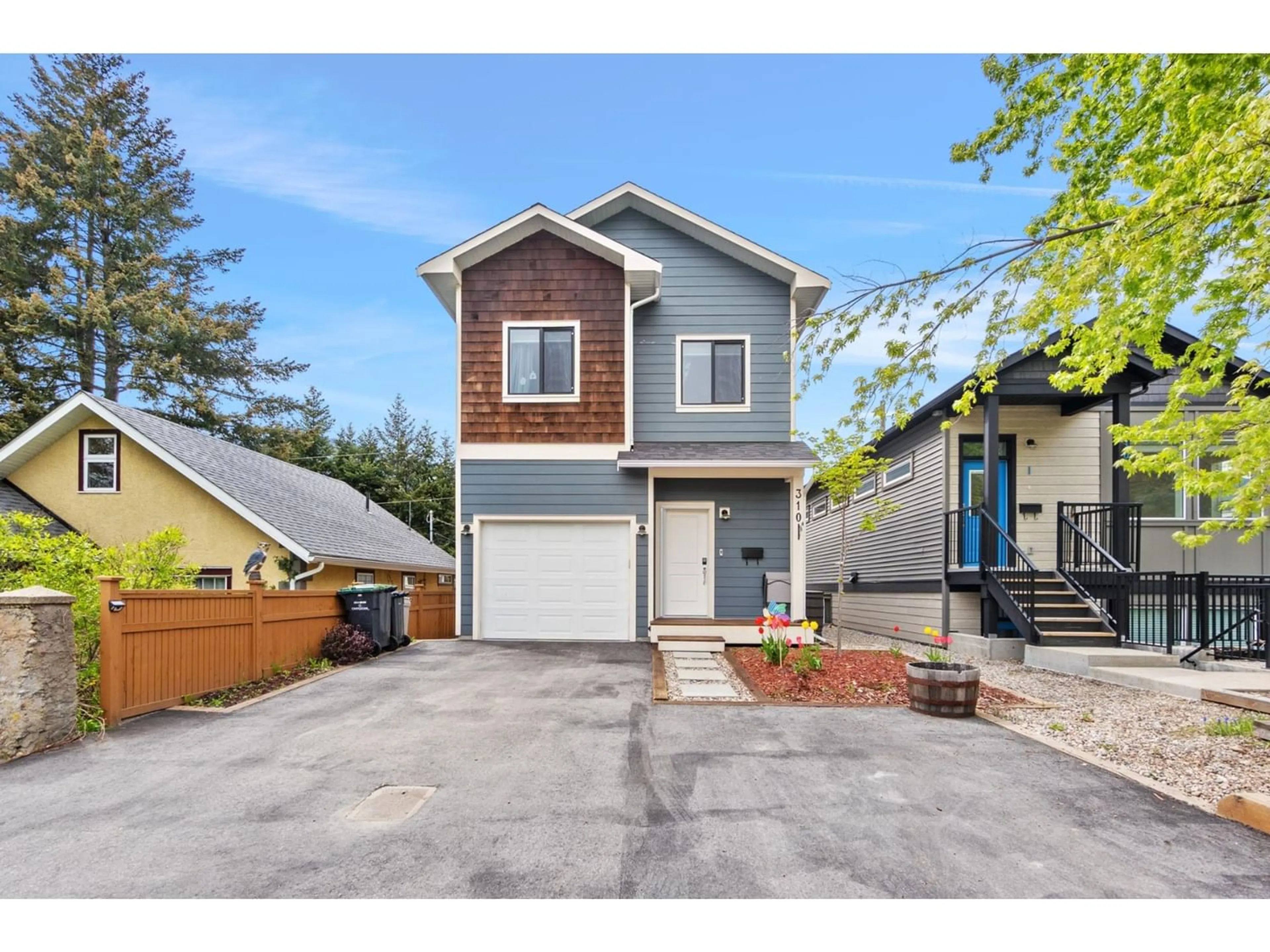 Frontside or backside of a home for 310 8TH AVENUE, Castlegar British Columbia V1N1N2