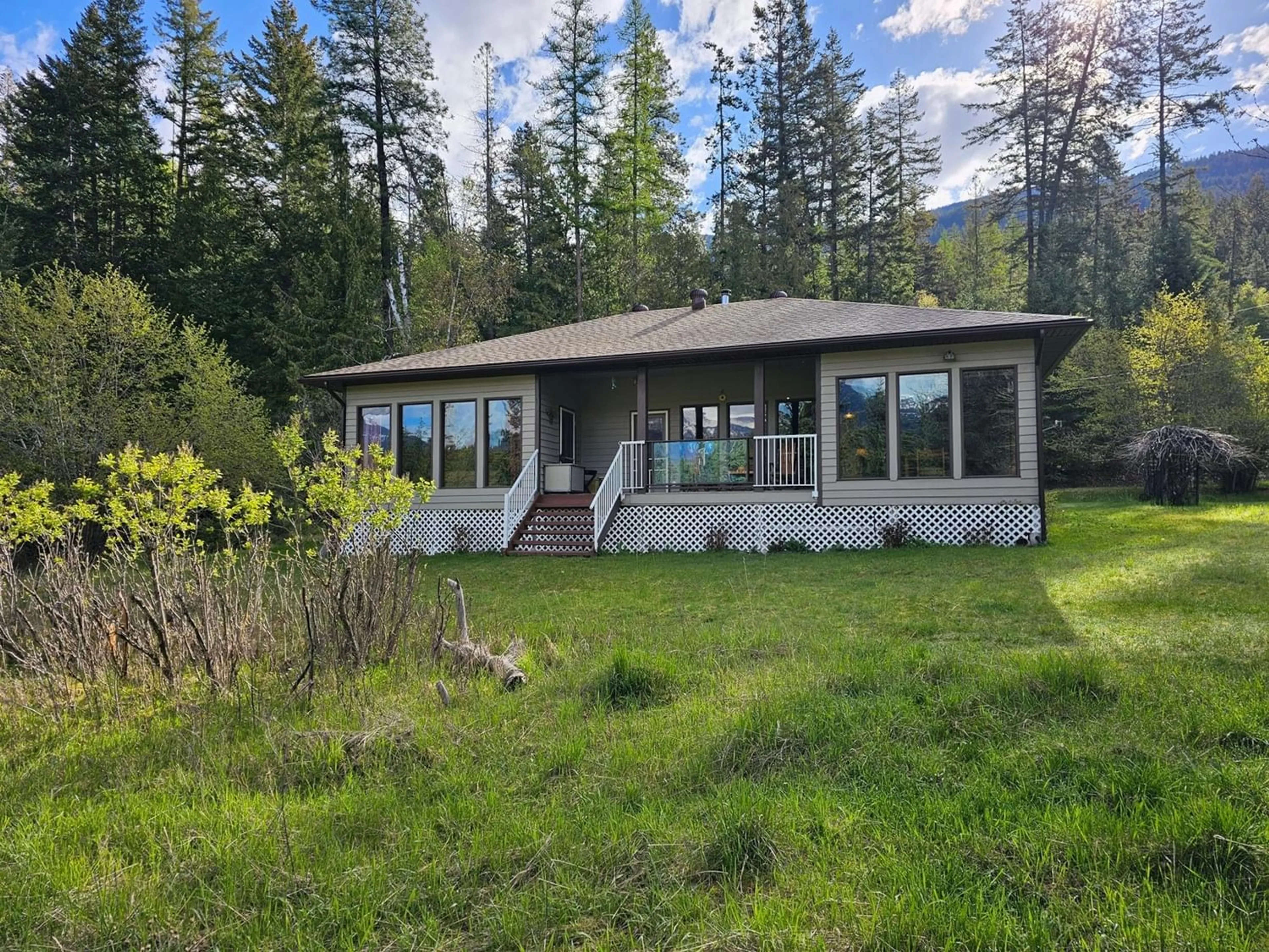 Cottage for 1283 RIONDEL RD, Riondel British Columbia V0B2B0