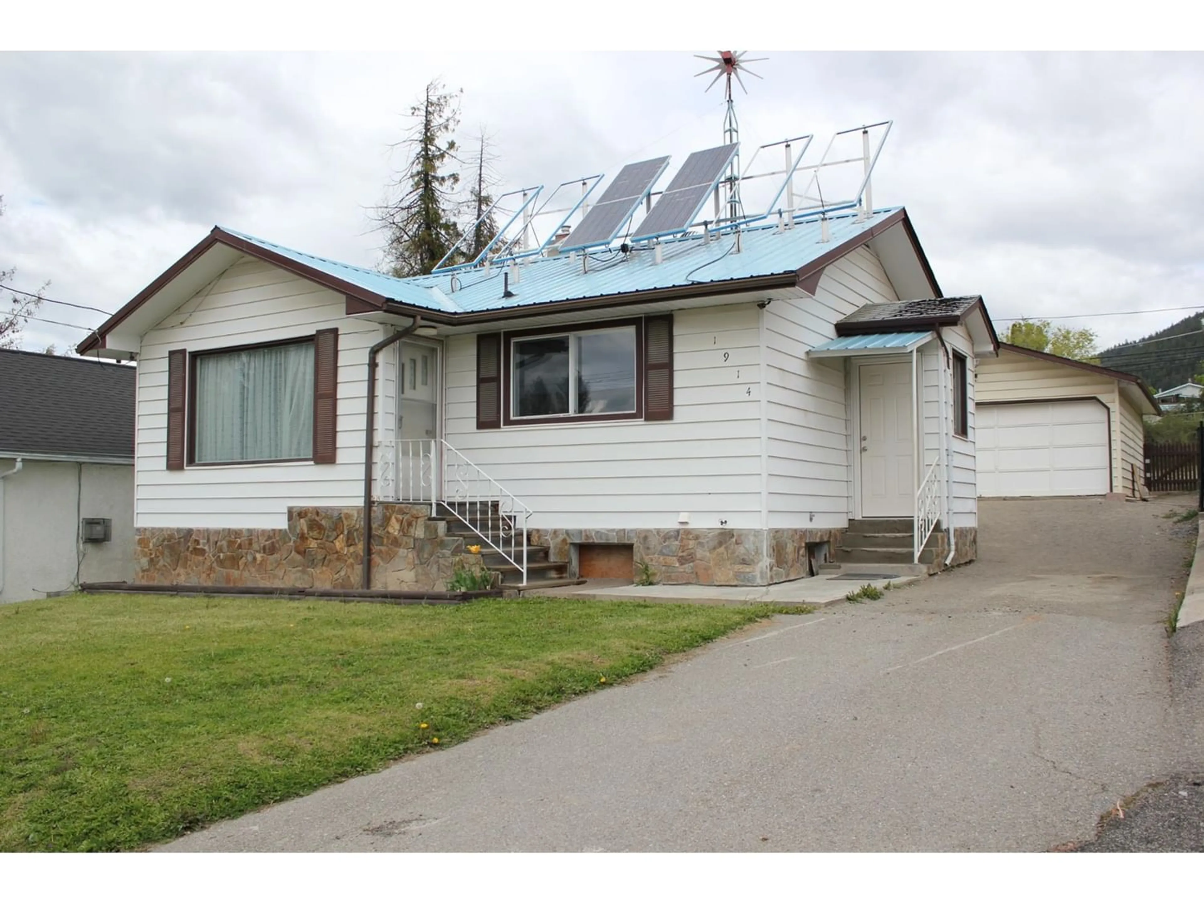 Frontside or backside of a home for 1914 COOK STREET, Creston British Columbia V0B1G5