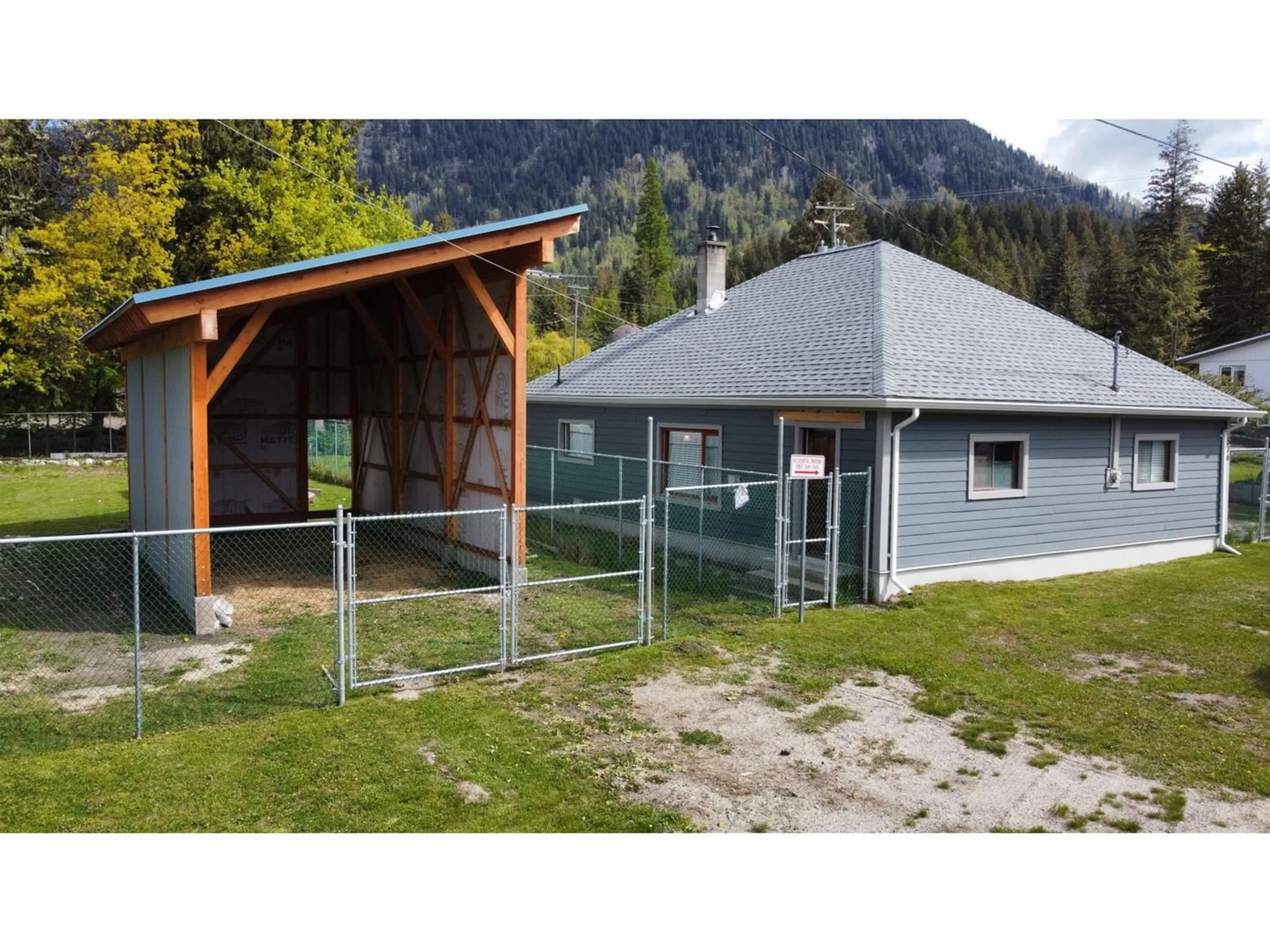 Fenced yard for 516 SLOCAN AVENUE, New Denver British Columbia V0G1S0