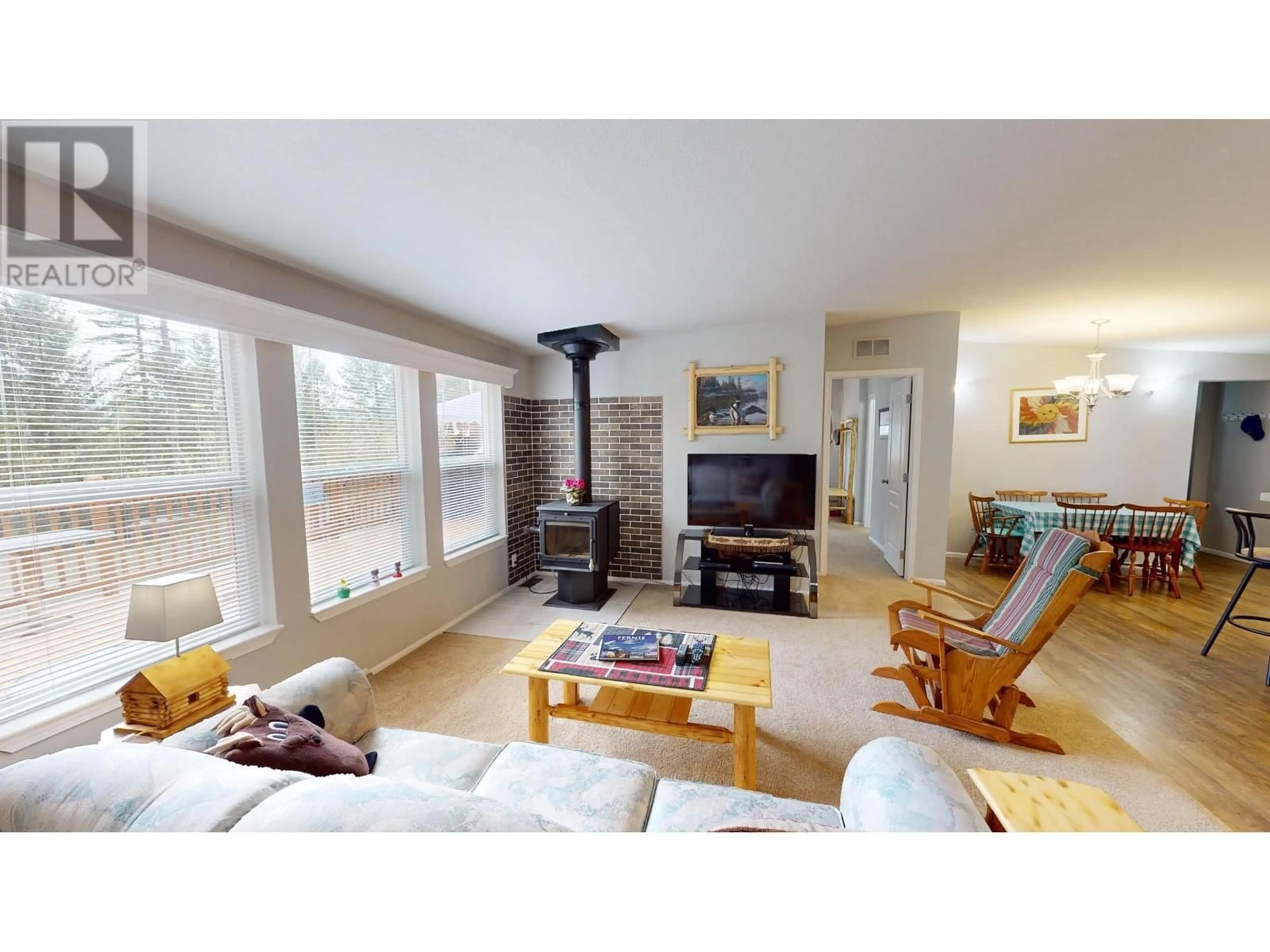 Living room with furniture, wood/laminate floor for 6310 TIE LAKE SHORE  N ROAD, Jaffray British Columbia V0B1T0