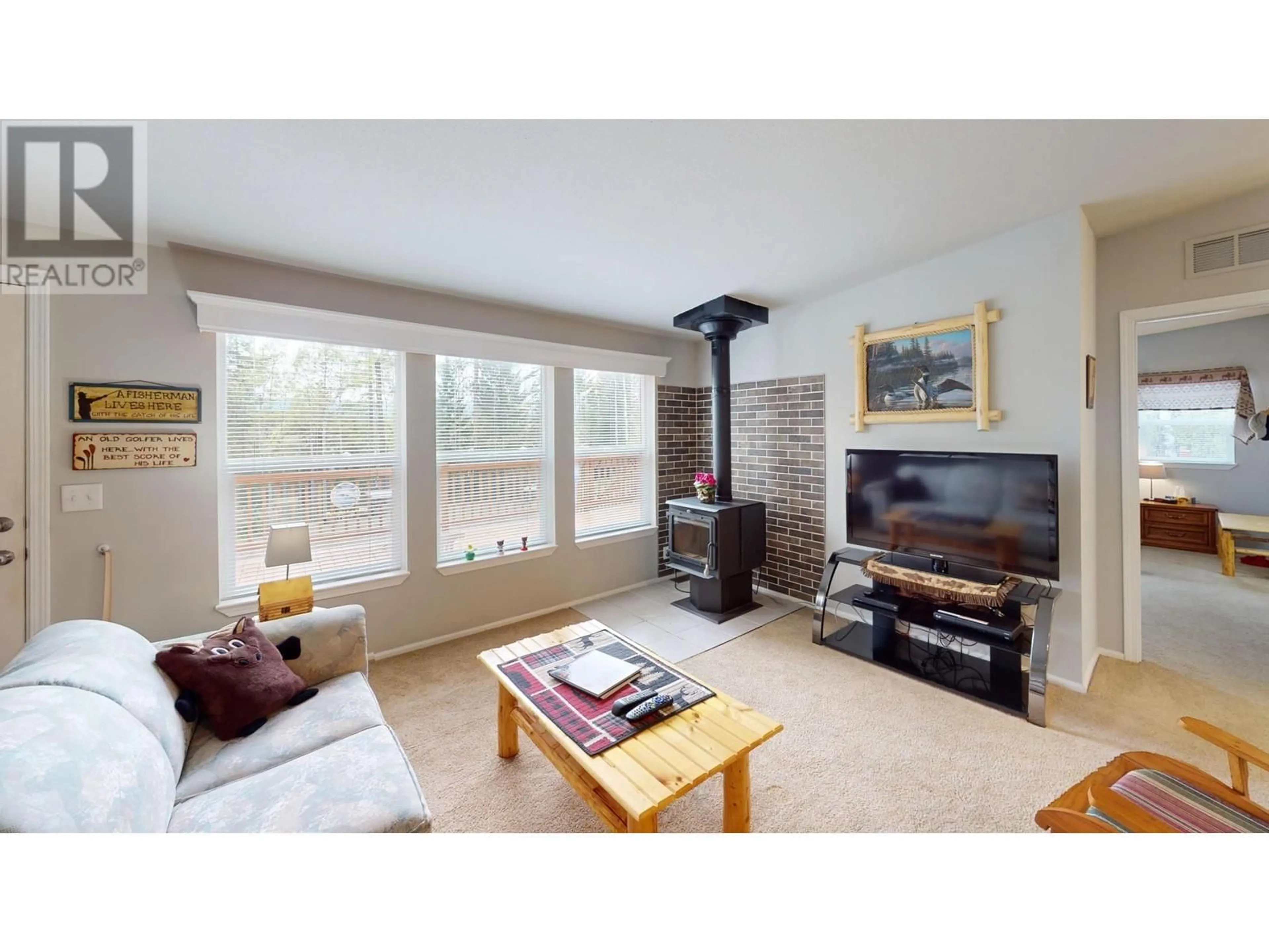 Living room with furniture, wood/laminate floor for 6310 TIE LAKE SHORE  N ROAD, Jaffray British Columbia V0B1T0