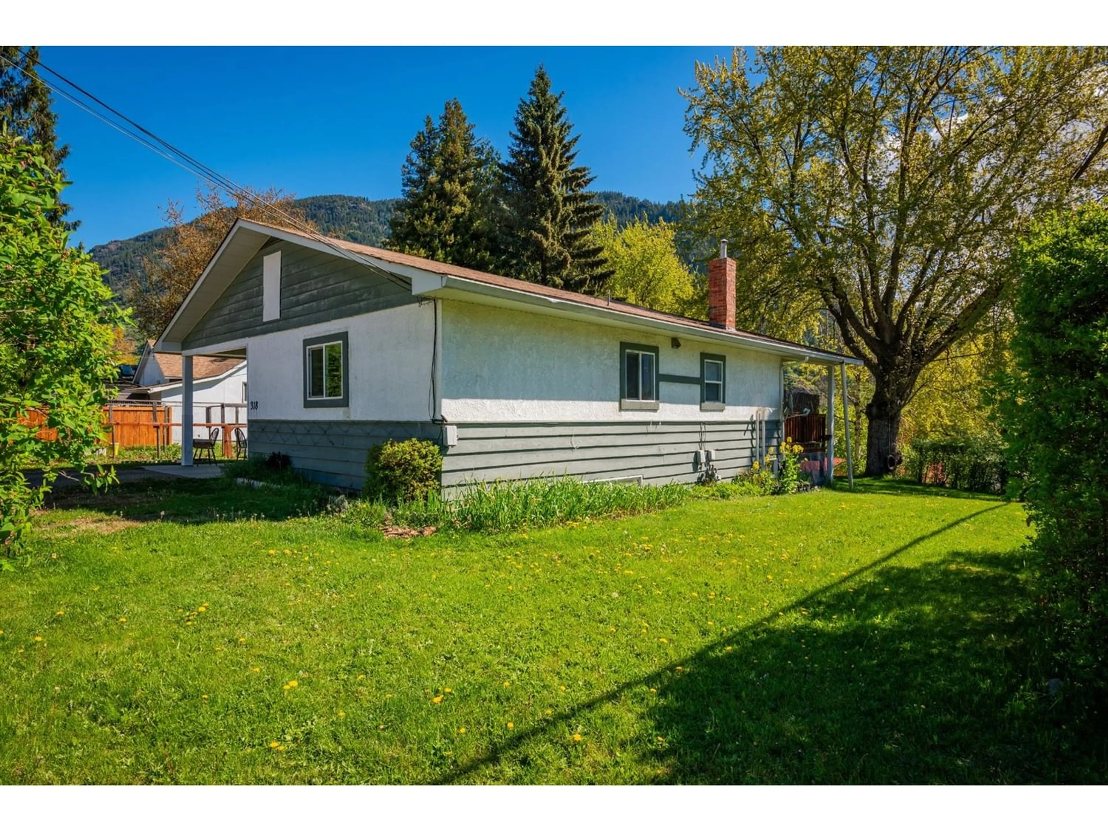 Frontside or backside of a home for 318 6TH AVENUE, Castlegar British Columbia V1N1T3