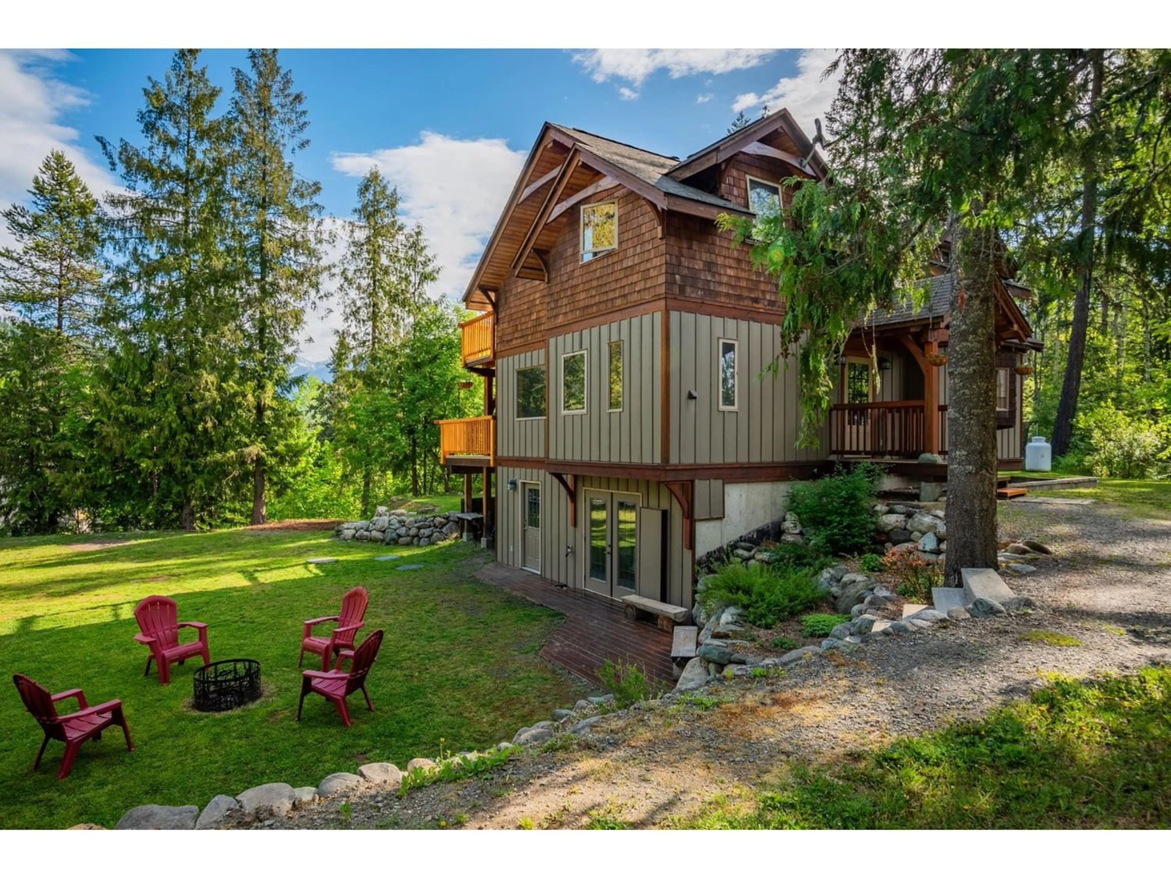 Cottage for 643 GALENA AVENUE, Kaslo British Columbia V0G1M0
