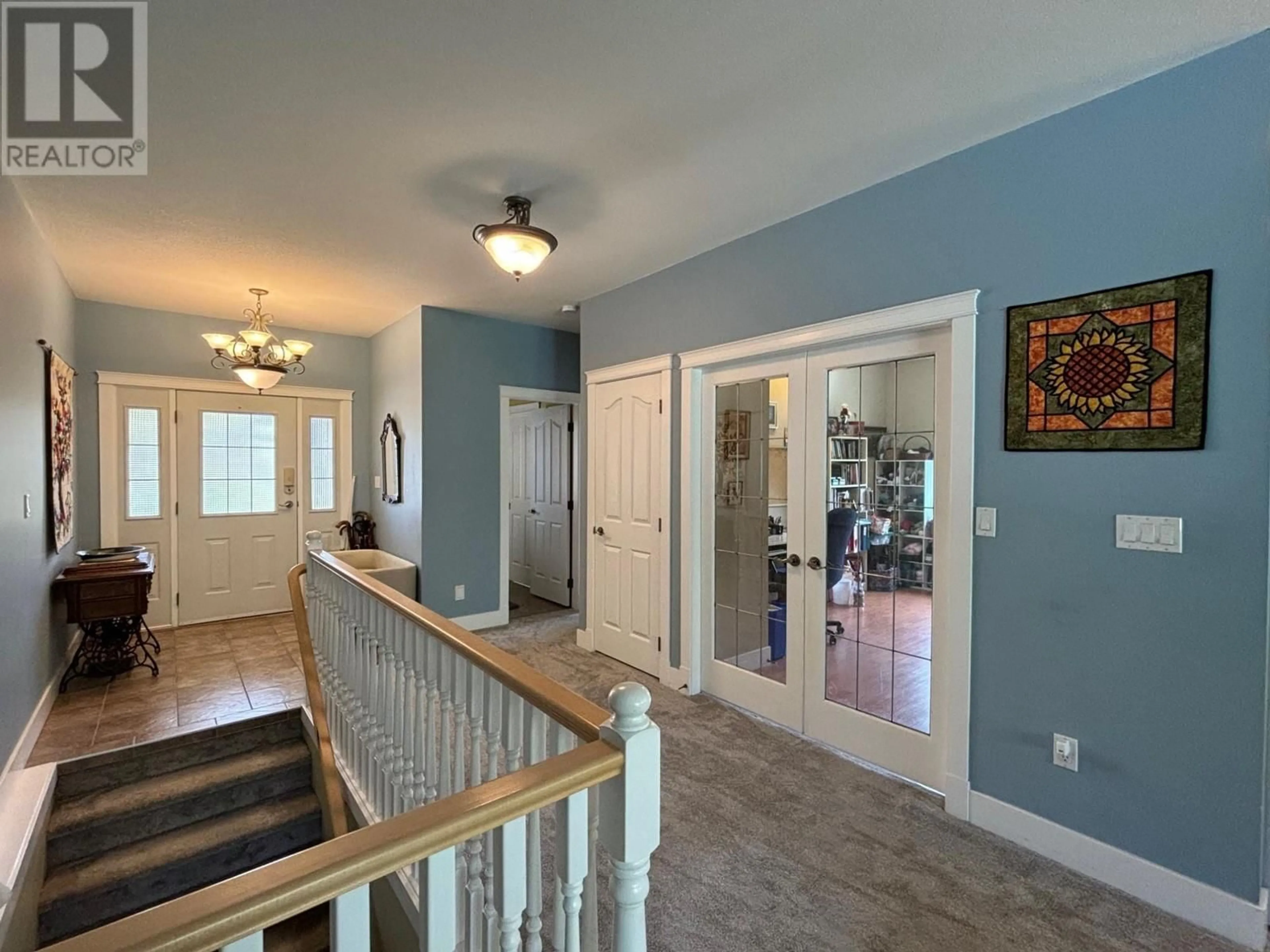 Indoor foyer for 543 HARTLAND AVENUE, Midway British Columbia V0H1M0