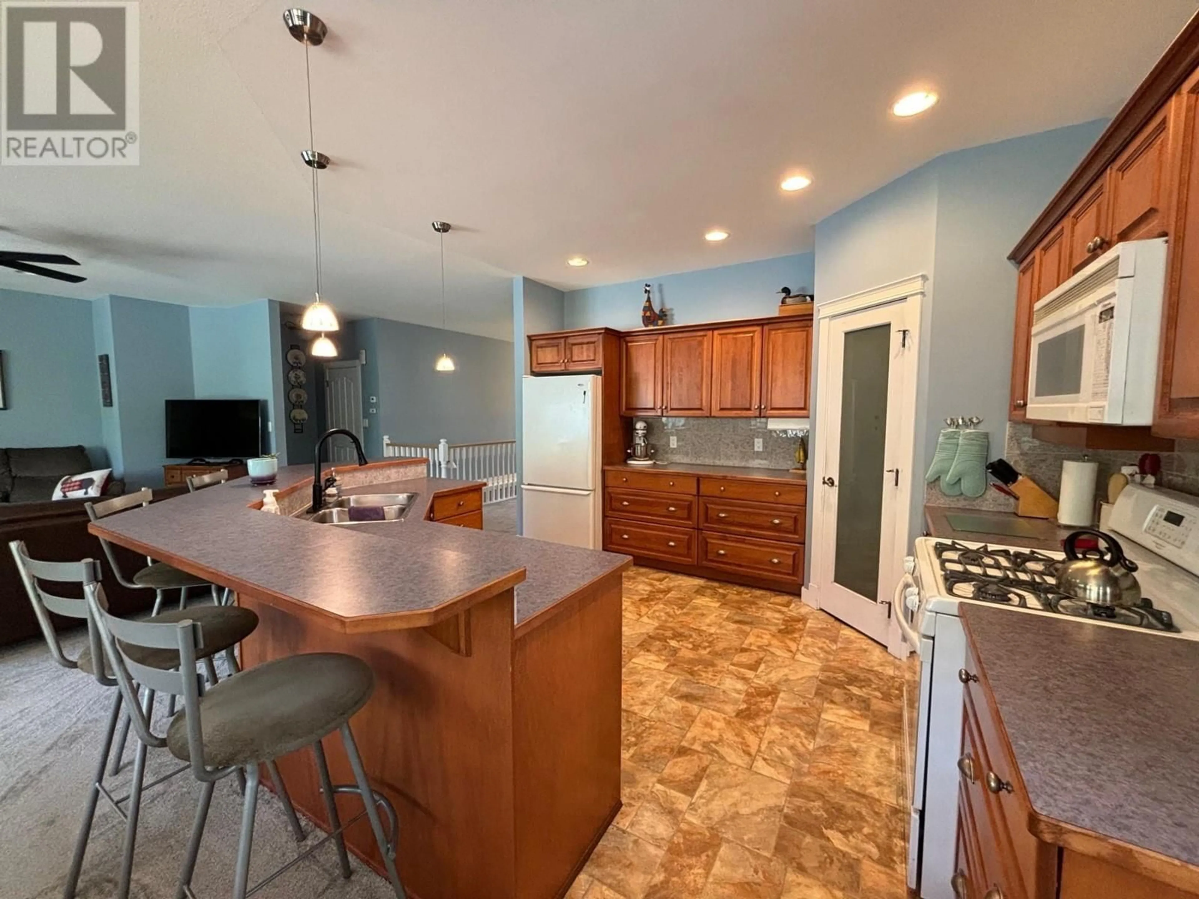 Open concept kitchen, ceramic/tile floor for 543 HARTLAND AVENUE, Midway British Columbia V0H1M0