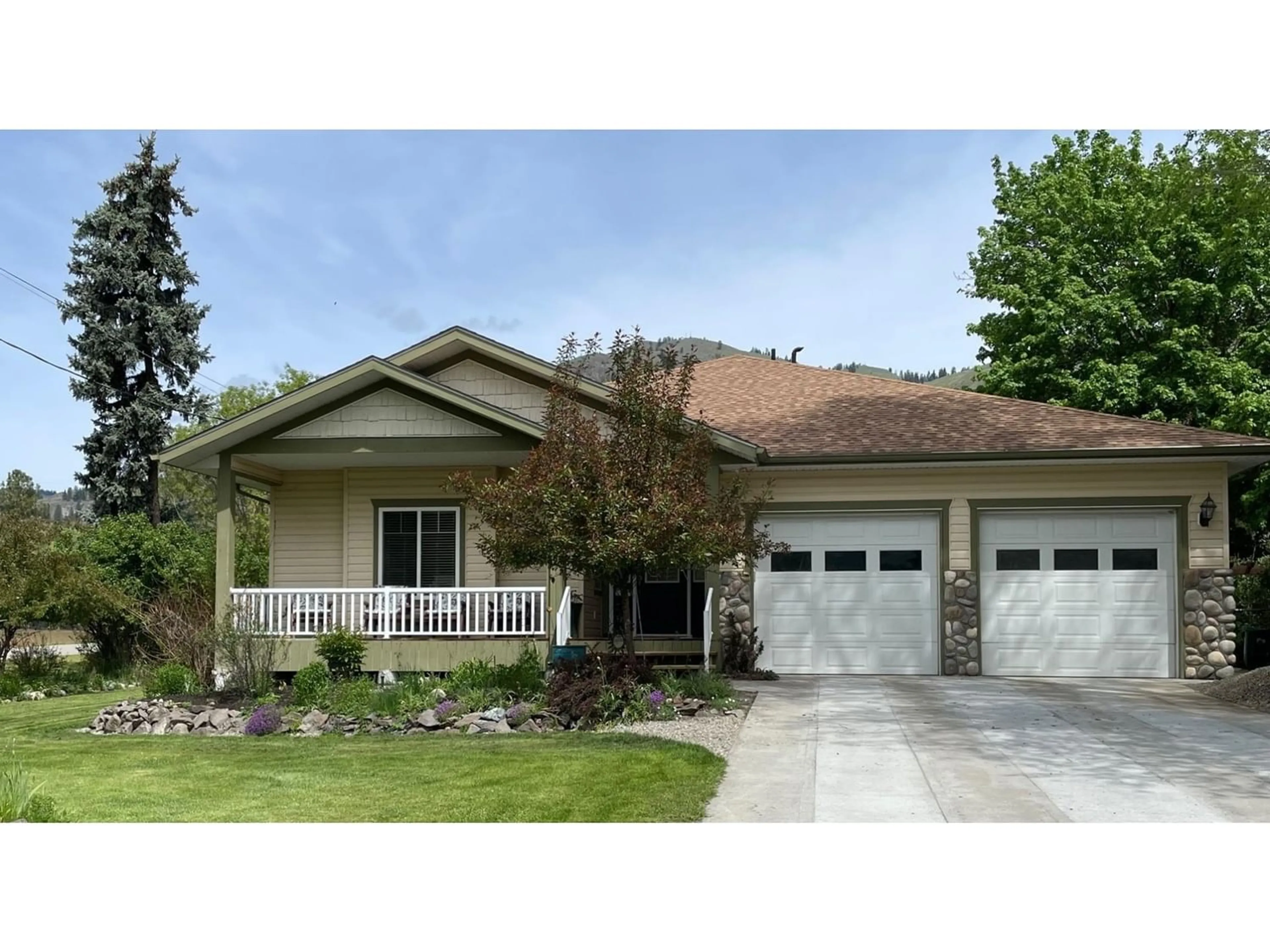 Frontside or backside of a home for 543 HARTLAND AVENUE, Midway British Columbia V0H1M0