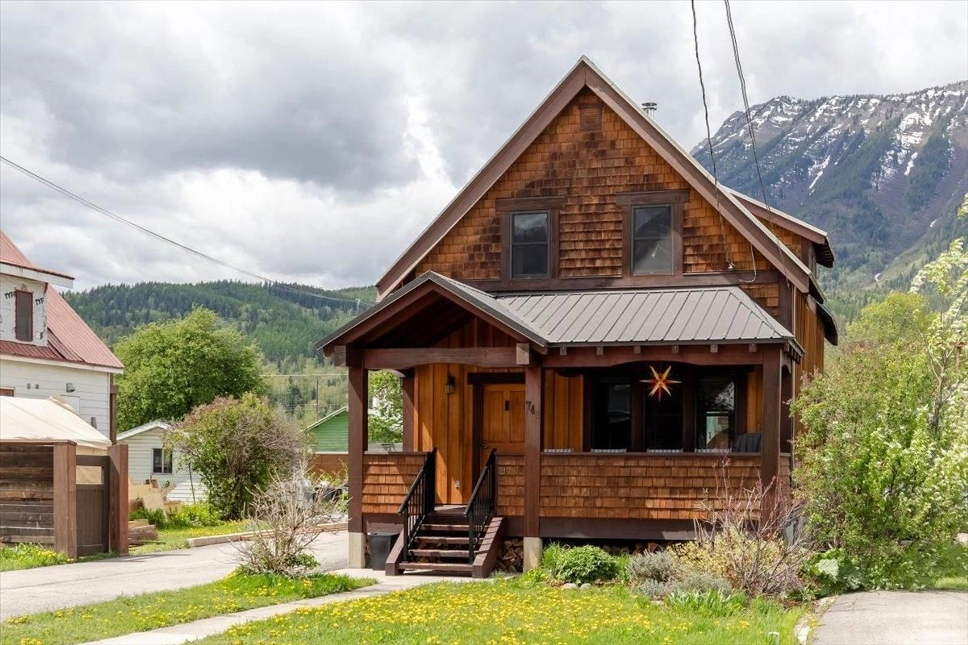 Cottage for 751 4TH AVENUE, Fernie British Columbia V0B1M0
