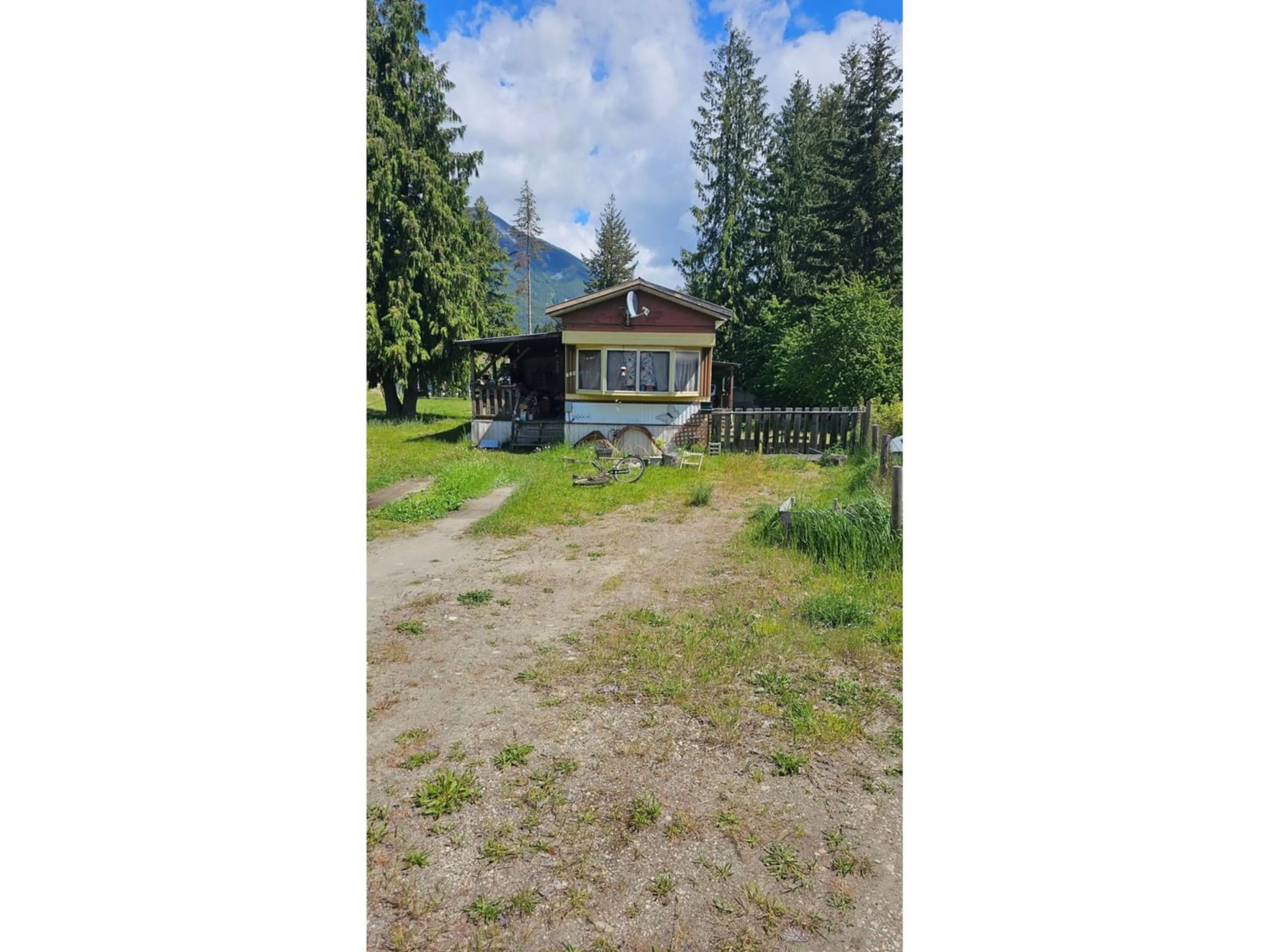 Frontside or backside of a home for 739 9TH AVENUE NW, Nakusp British Columbia V0G1R0