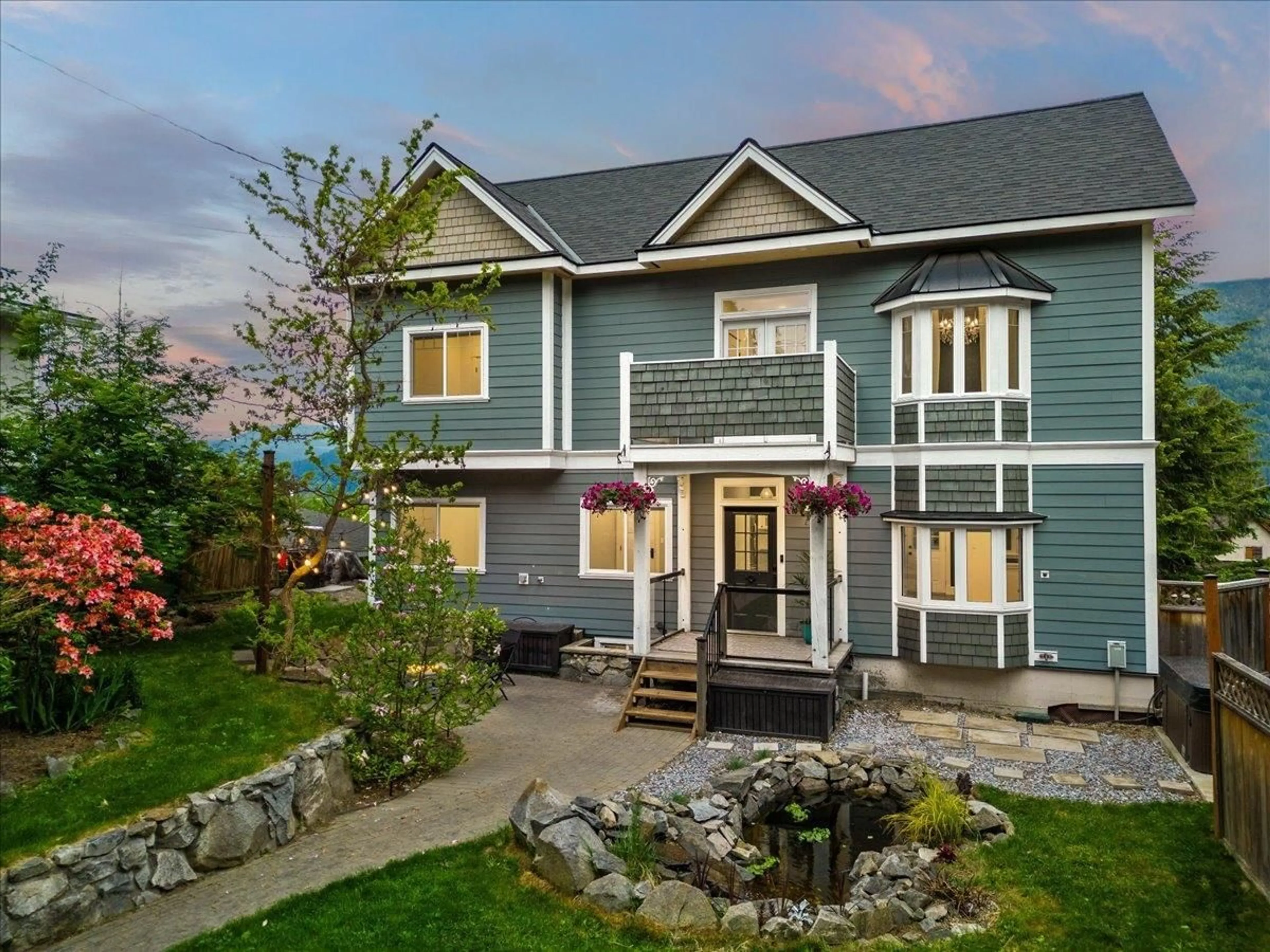 Frontside or backside of a home for 211 HOUSTON STREET, Nelson British Columbia V1L5H1