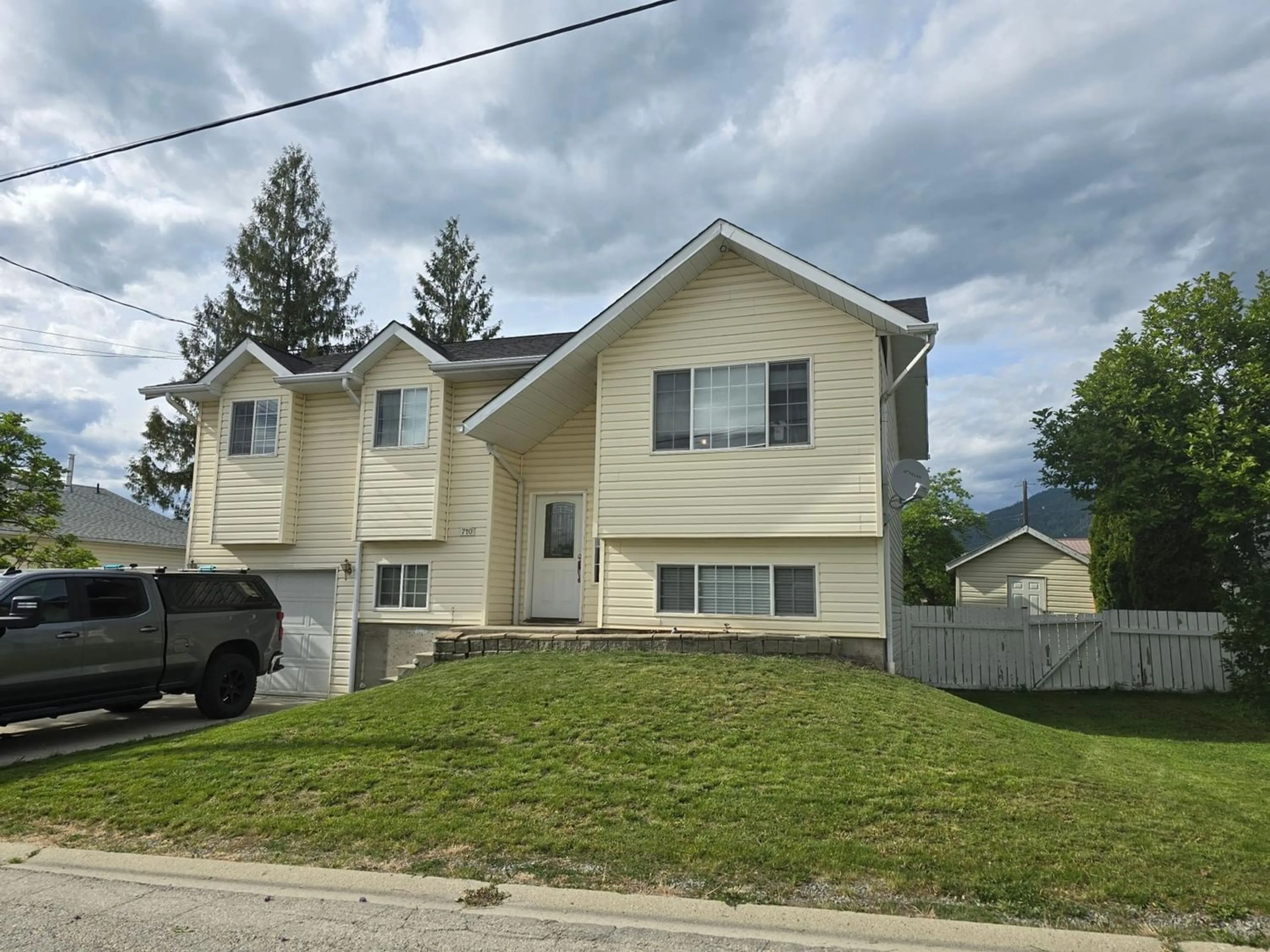 Frontside or backside of a home for 710 BIRCH STREET, Creston British Columbia V0B1G3