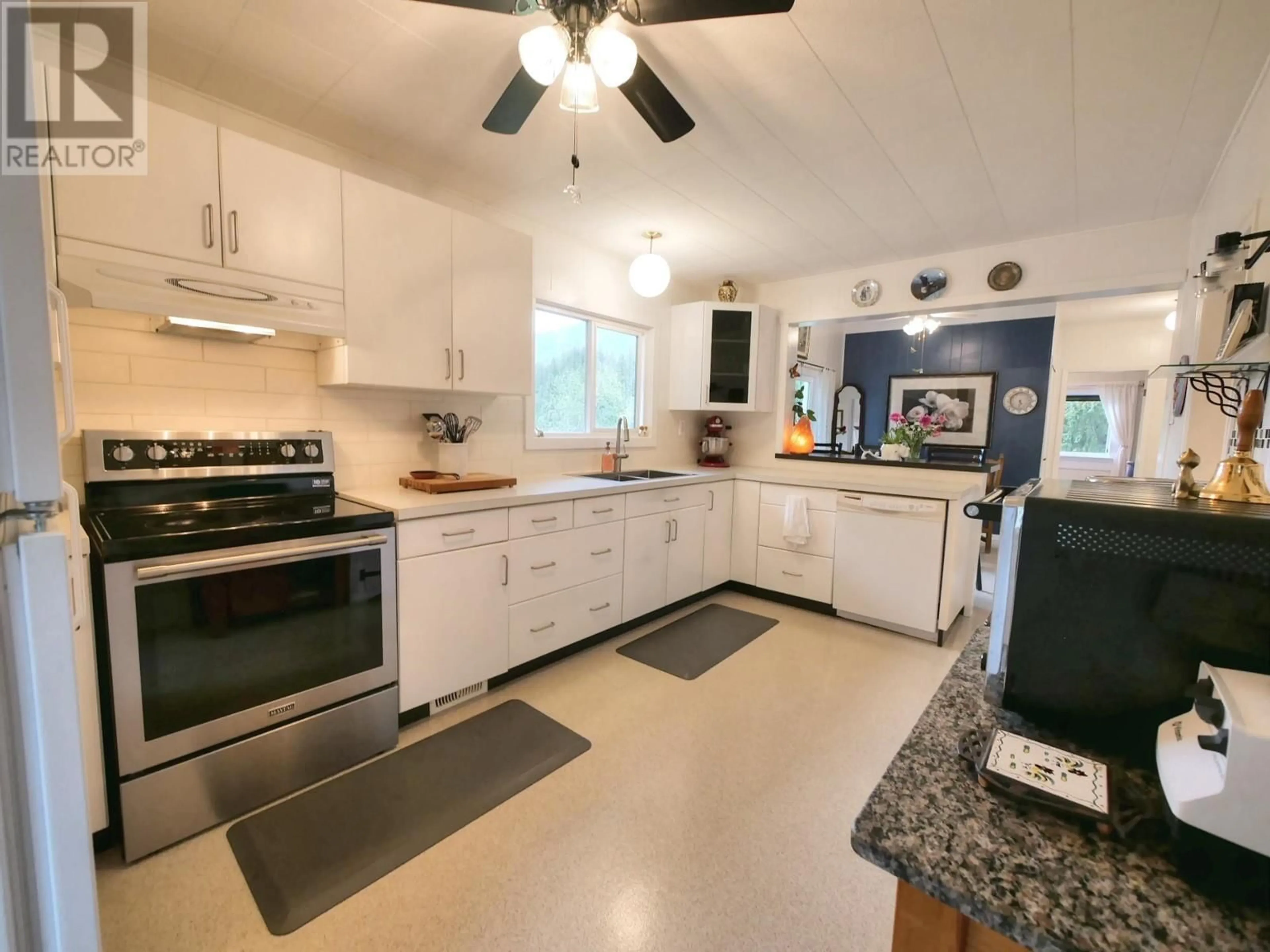 Open concept kitchen, ceramic/tile floor for 1753 3A HIGHWAY, Castlegar British Columbia V1N4R8