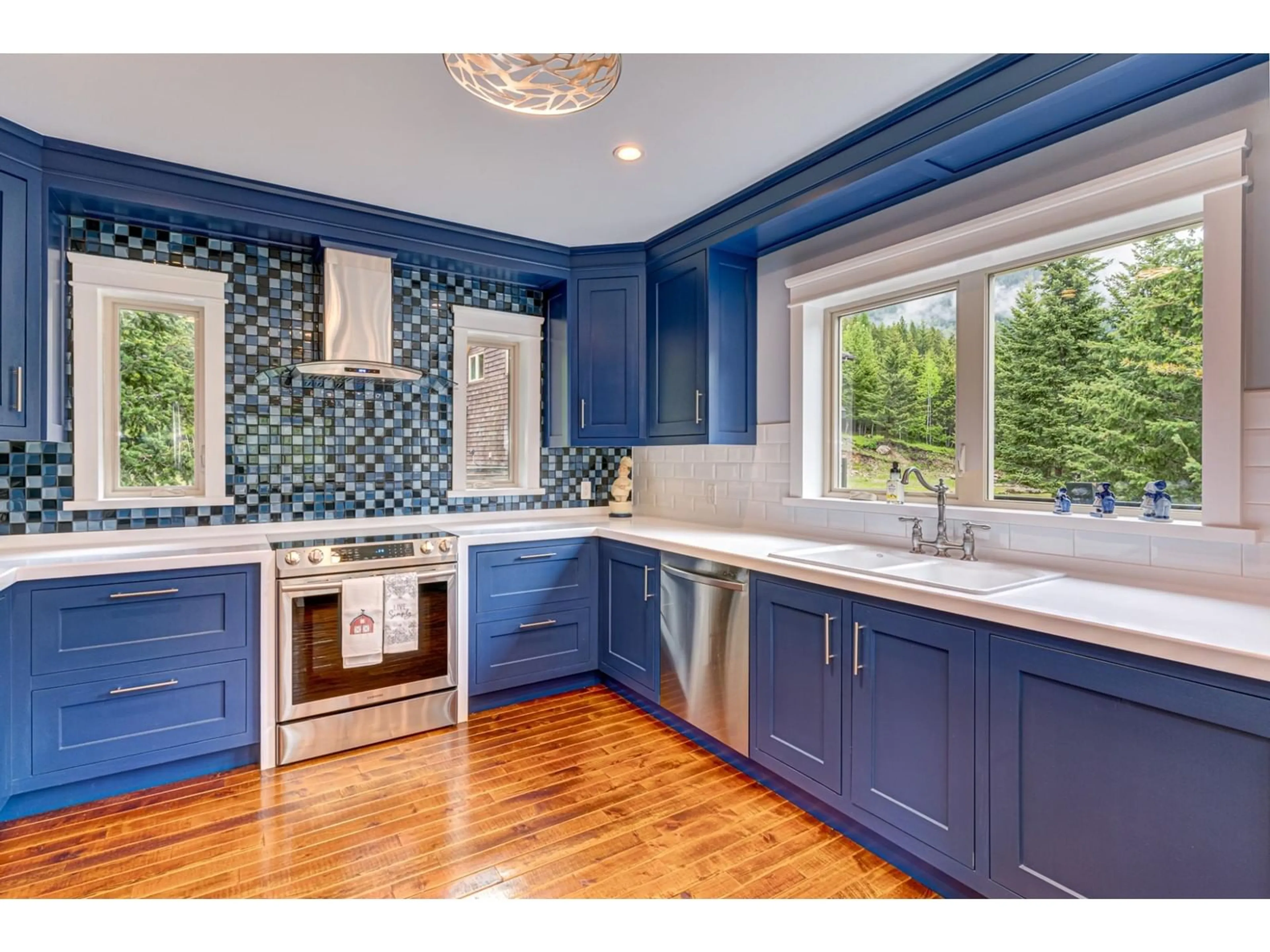 Contemporary kitchen, wood floors, mountain for 8620 SILVER SPRINGS CROSSING, Elko British Columbia V0B1T3