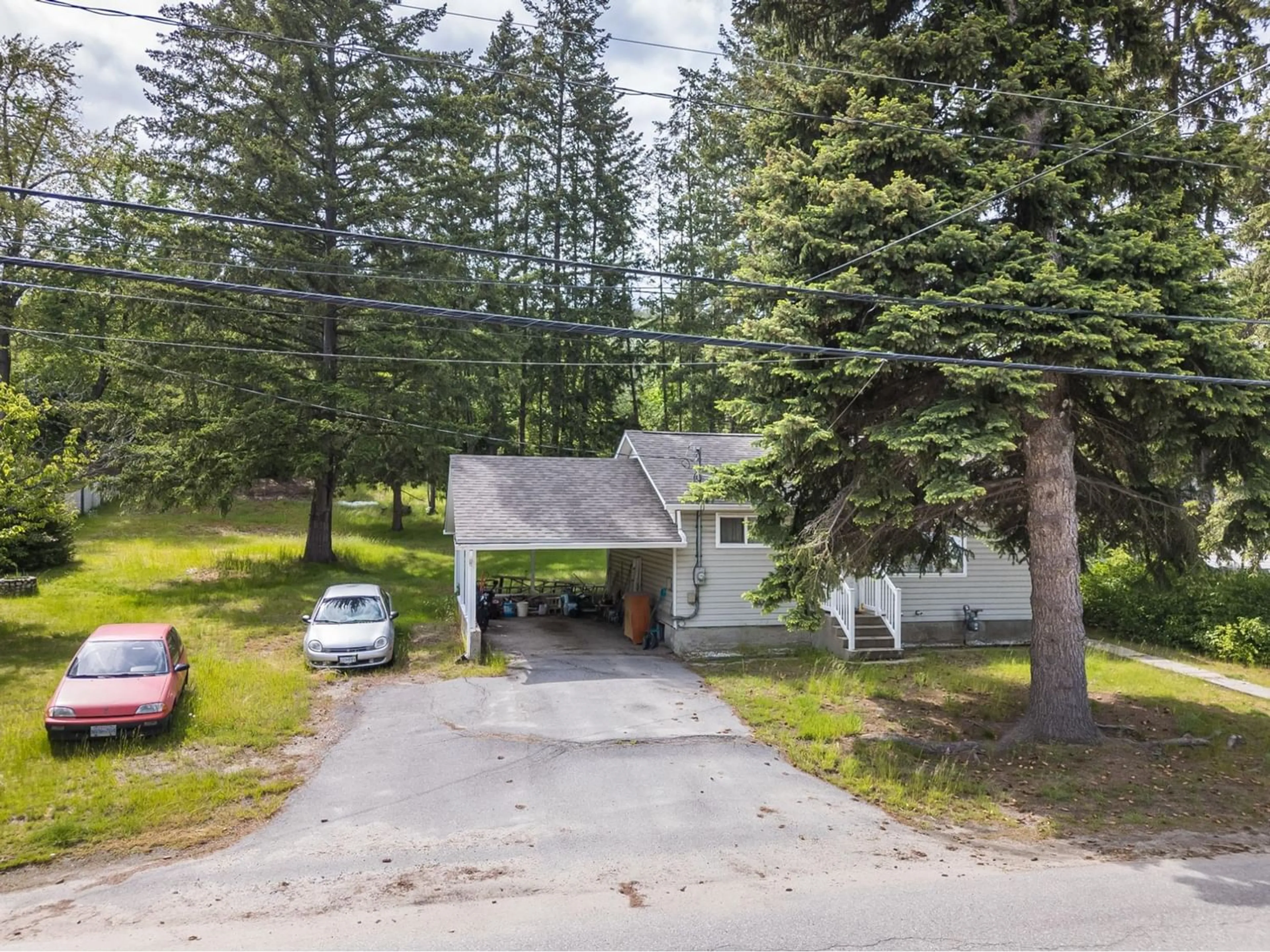 Cottage for 3004 5TH AVE, Castlegar British Columbia V1N2T8