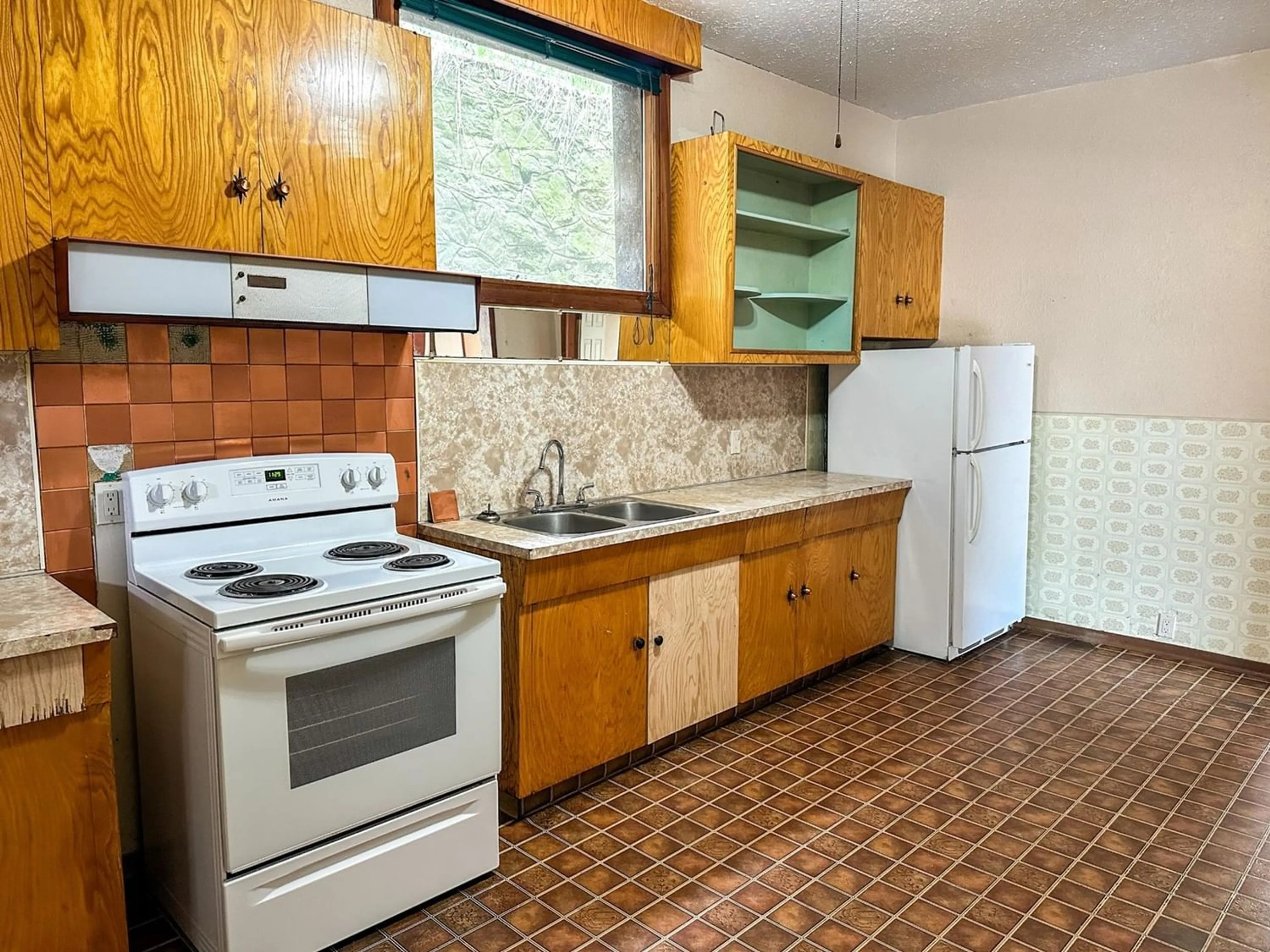 Standard kitchen, wood floors, cottage for 936 GLOVER Road, Trail British Columbia V1R4K4