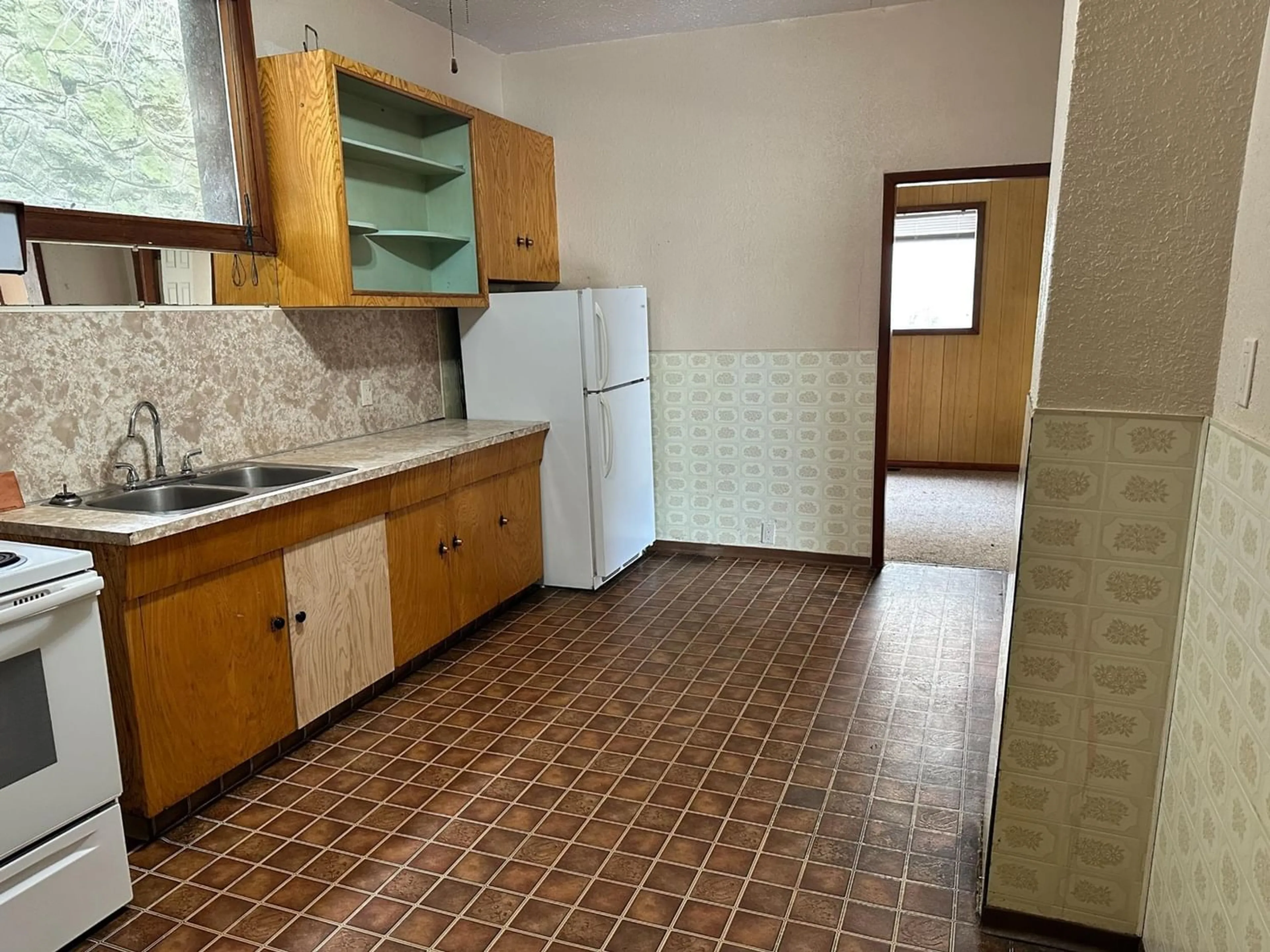 Standard kitchen, unknown floor, cottage for 936 GLOVER Road, Trail British Columbia V1R4K4