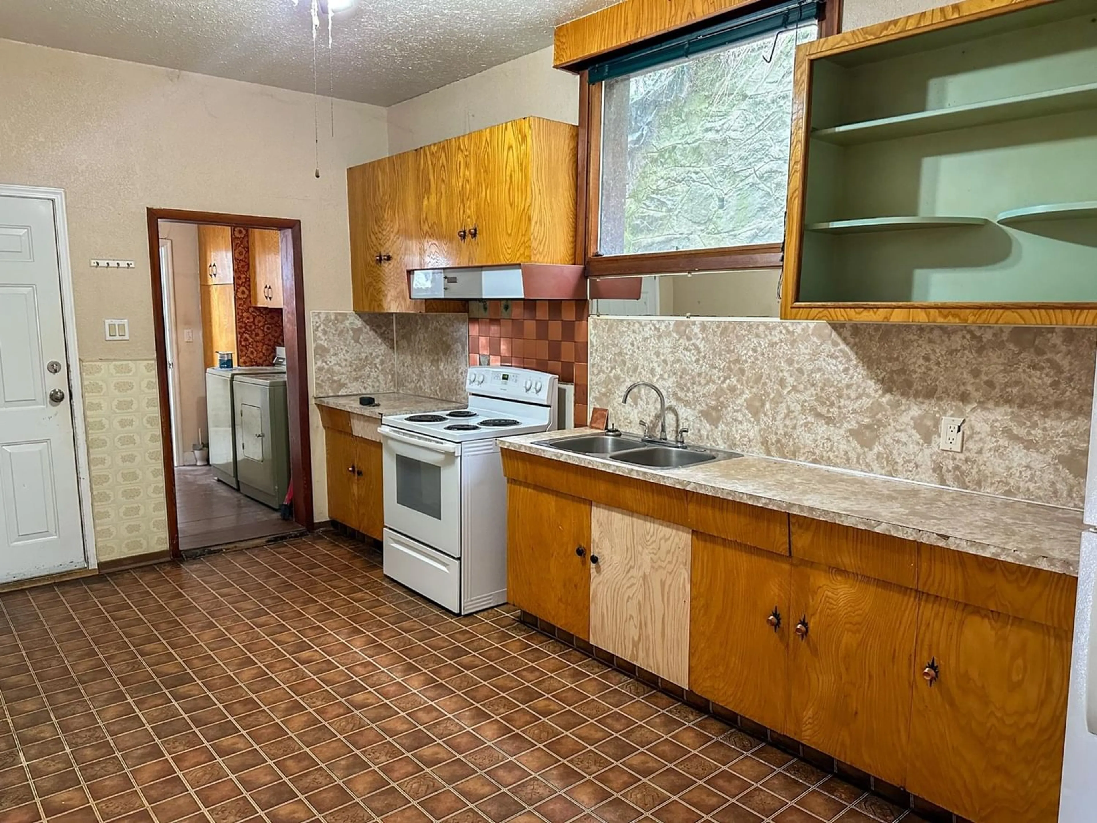 Standard kitchen, unknown floor, cottage for 936 GLOVER Road, Trail British Columbia V1R4K4