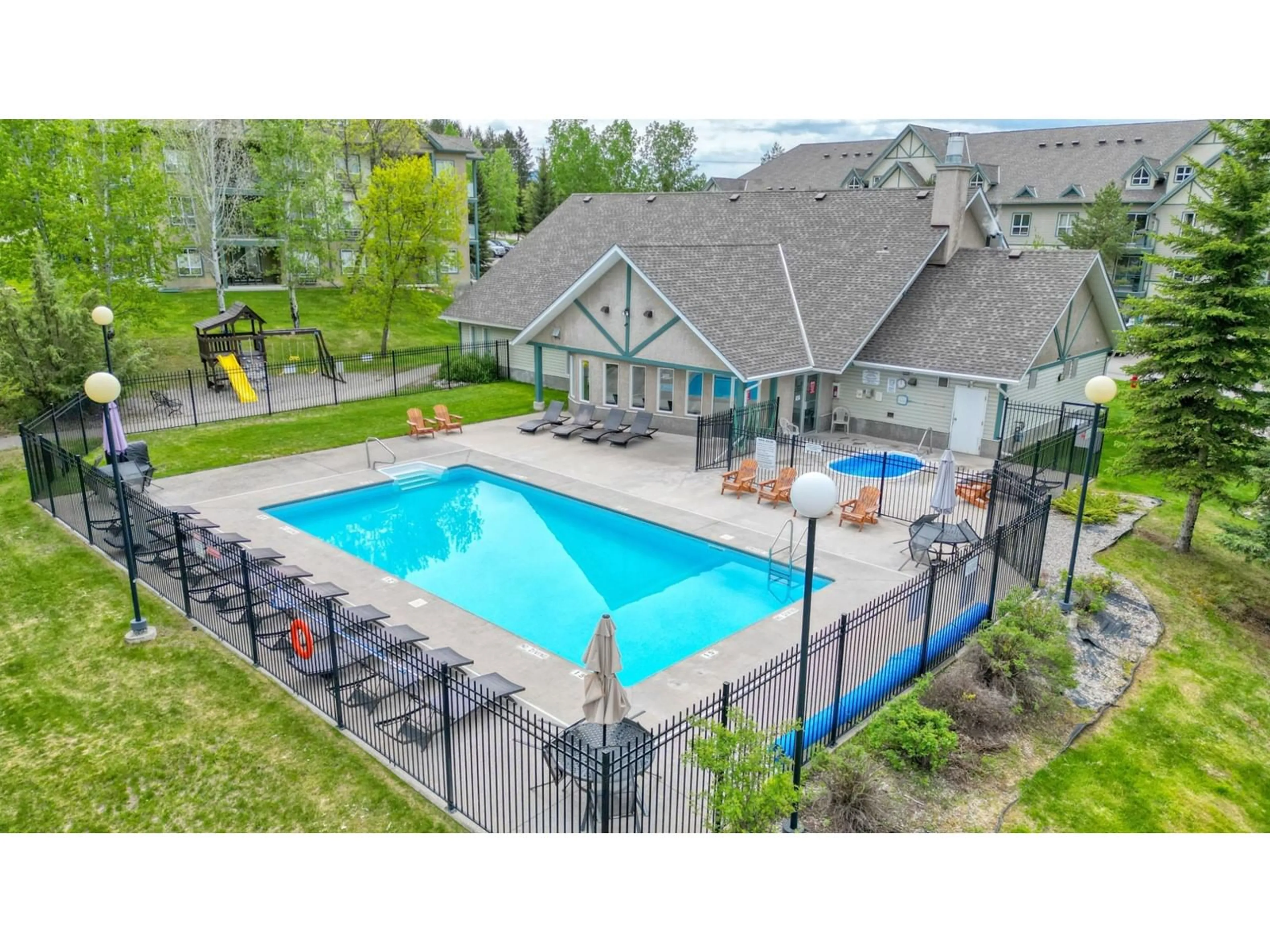 Standard kitchen for 105 - 4769 FORSTERS LANDING ROAD, Radium Hot Springs British Columbia V0A1M0