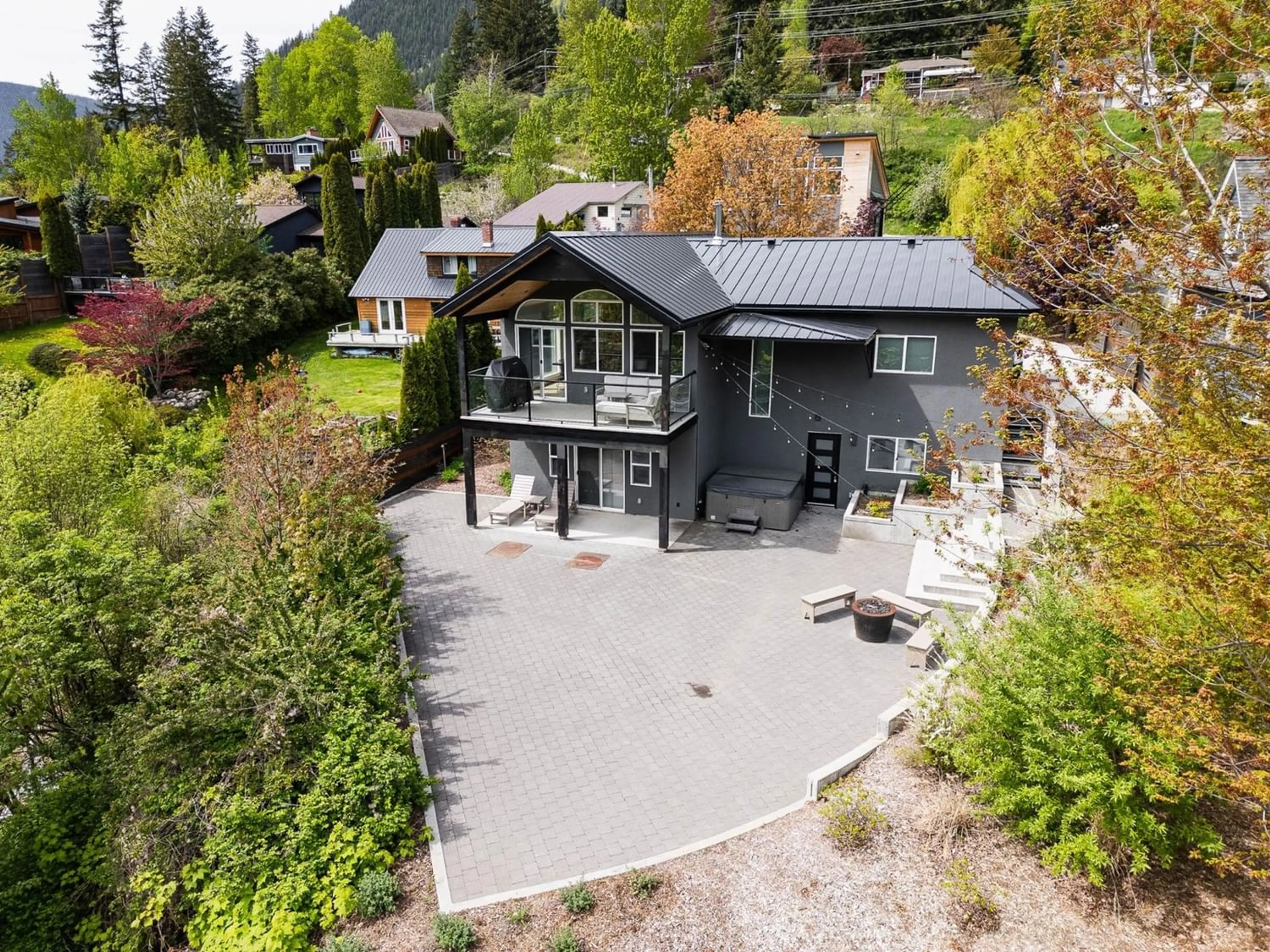 Frontside or backside of a home for 834 HIGHWAY 3A, Nelson British Columbia V1L6J3