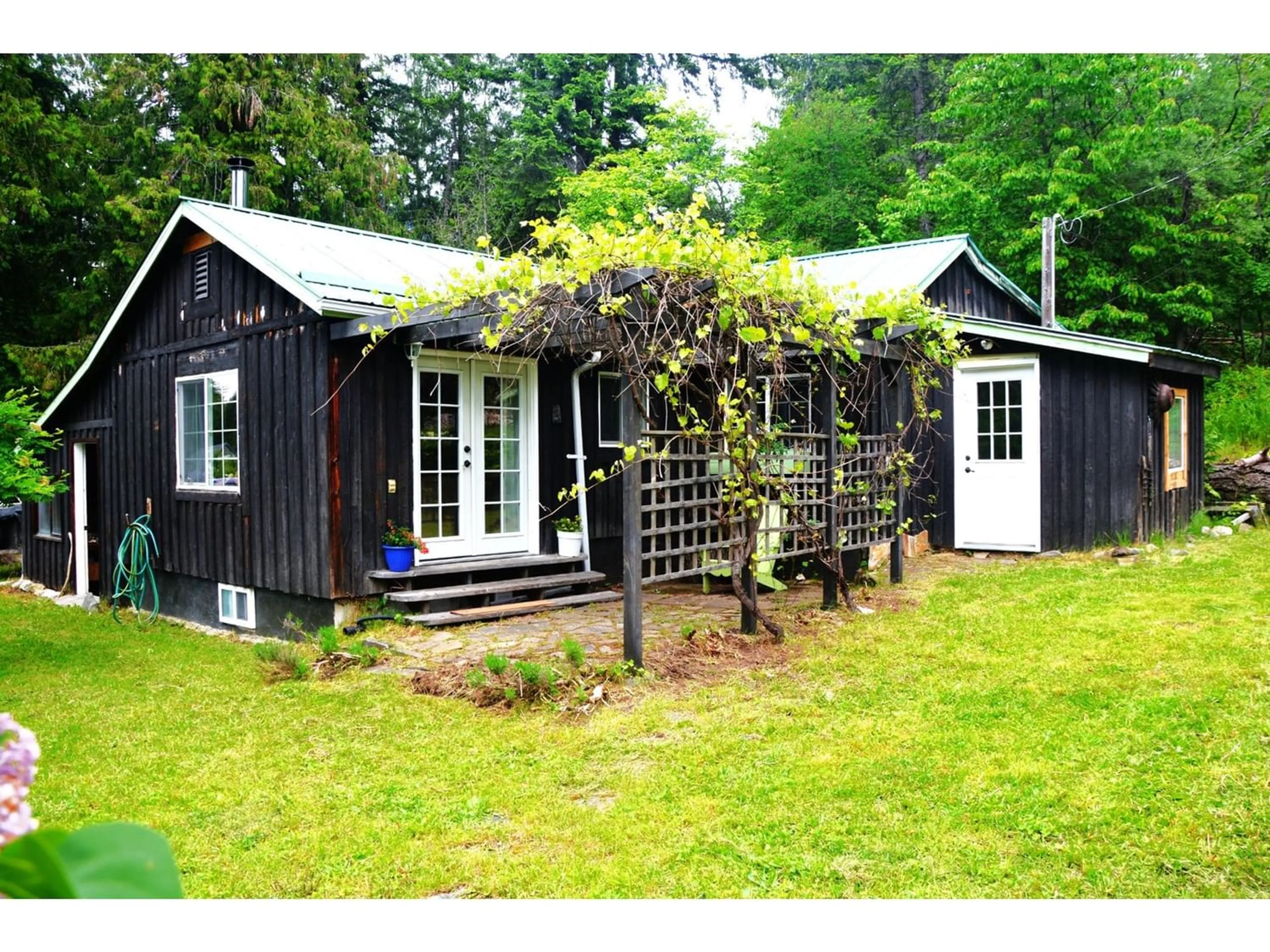 Cottage for 1513 AINSWORTH AVENUE, Riondel British Columbia V0B2B0