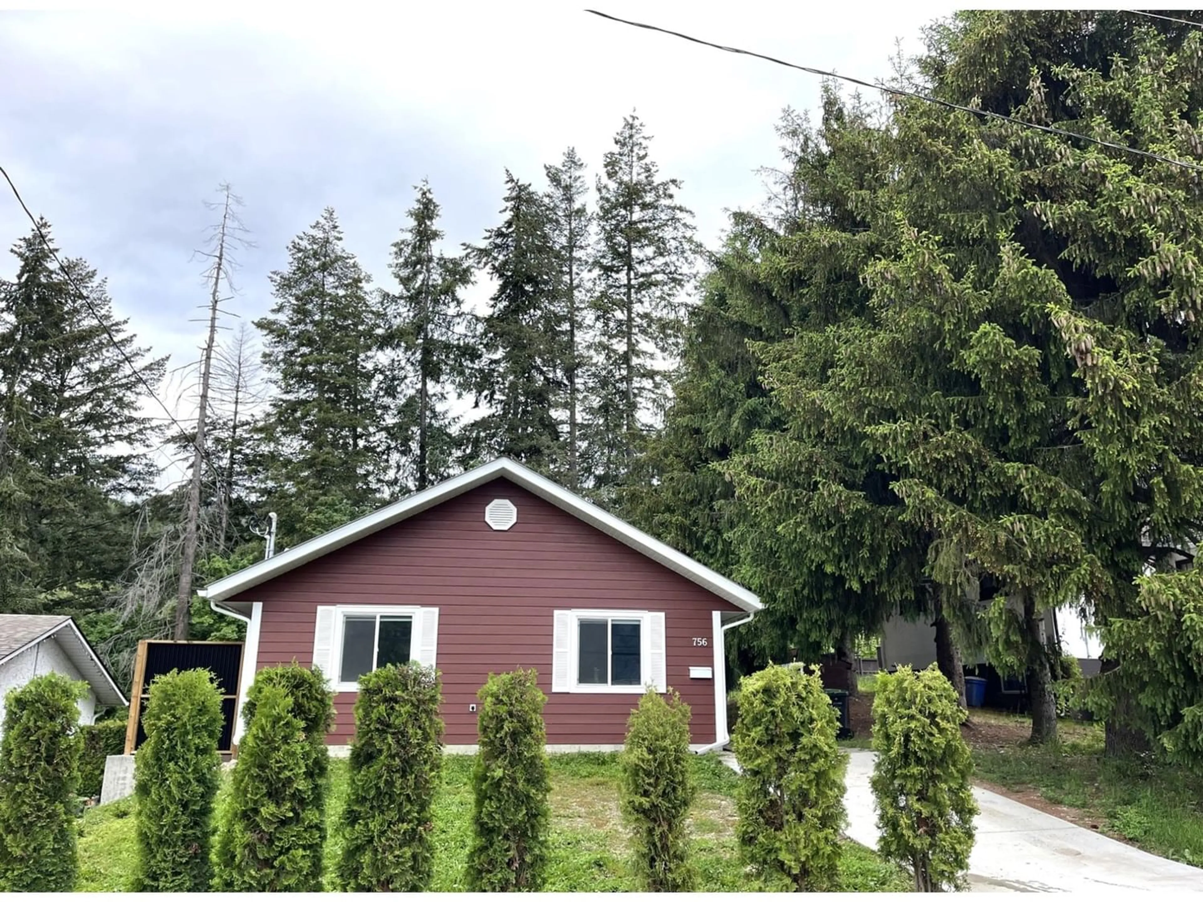 Cottage for 756 10TH AVENUE, Castlegar British Columbia V1N1K9