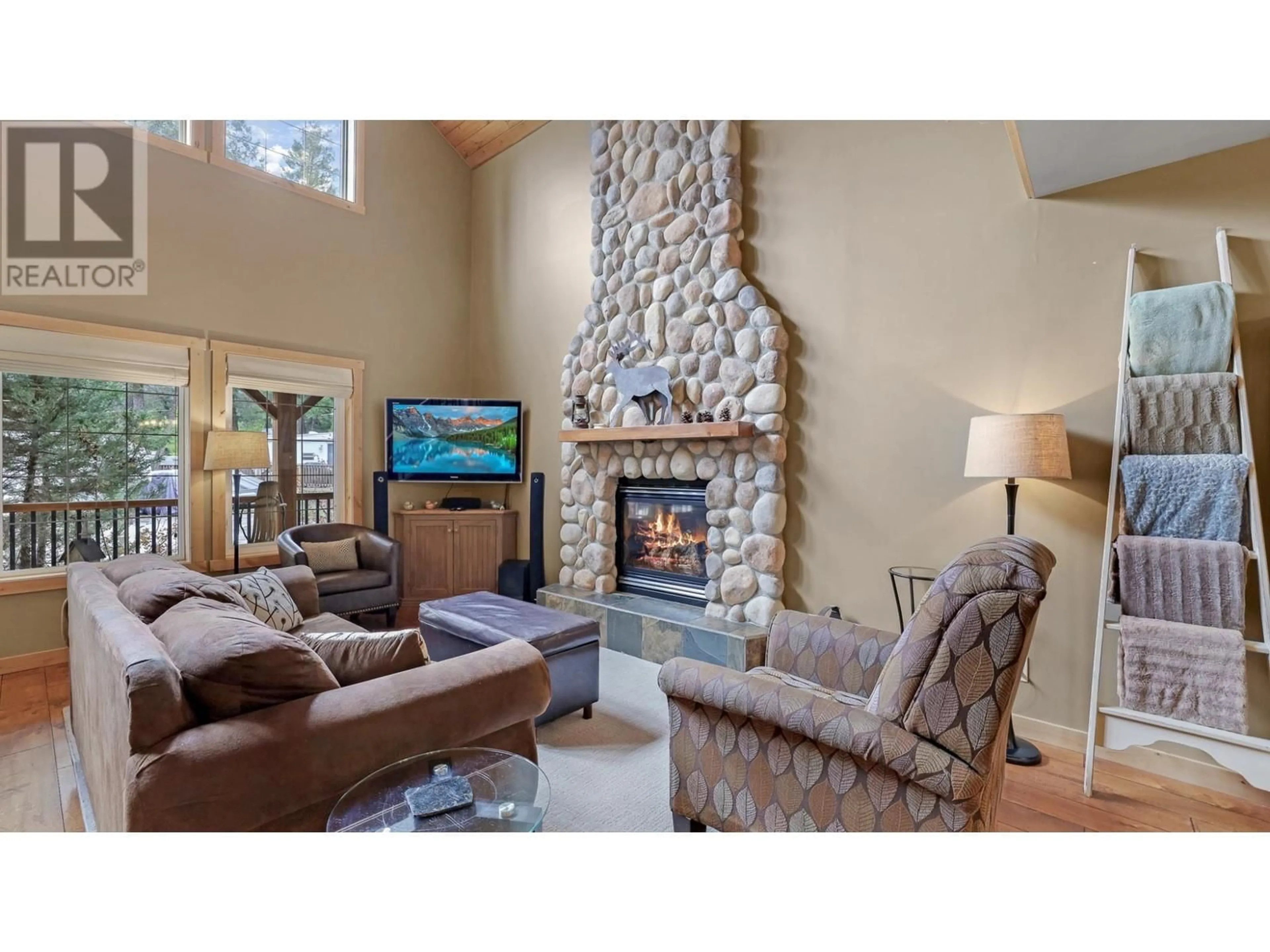Living room with furniture, unknown for 21 - 4868 RIVERVIEW DRIVE, Edgewater British Columbia V0A1E0