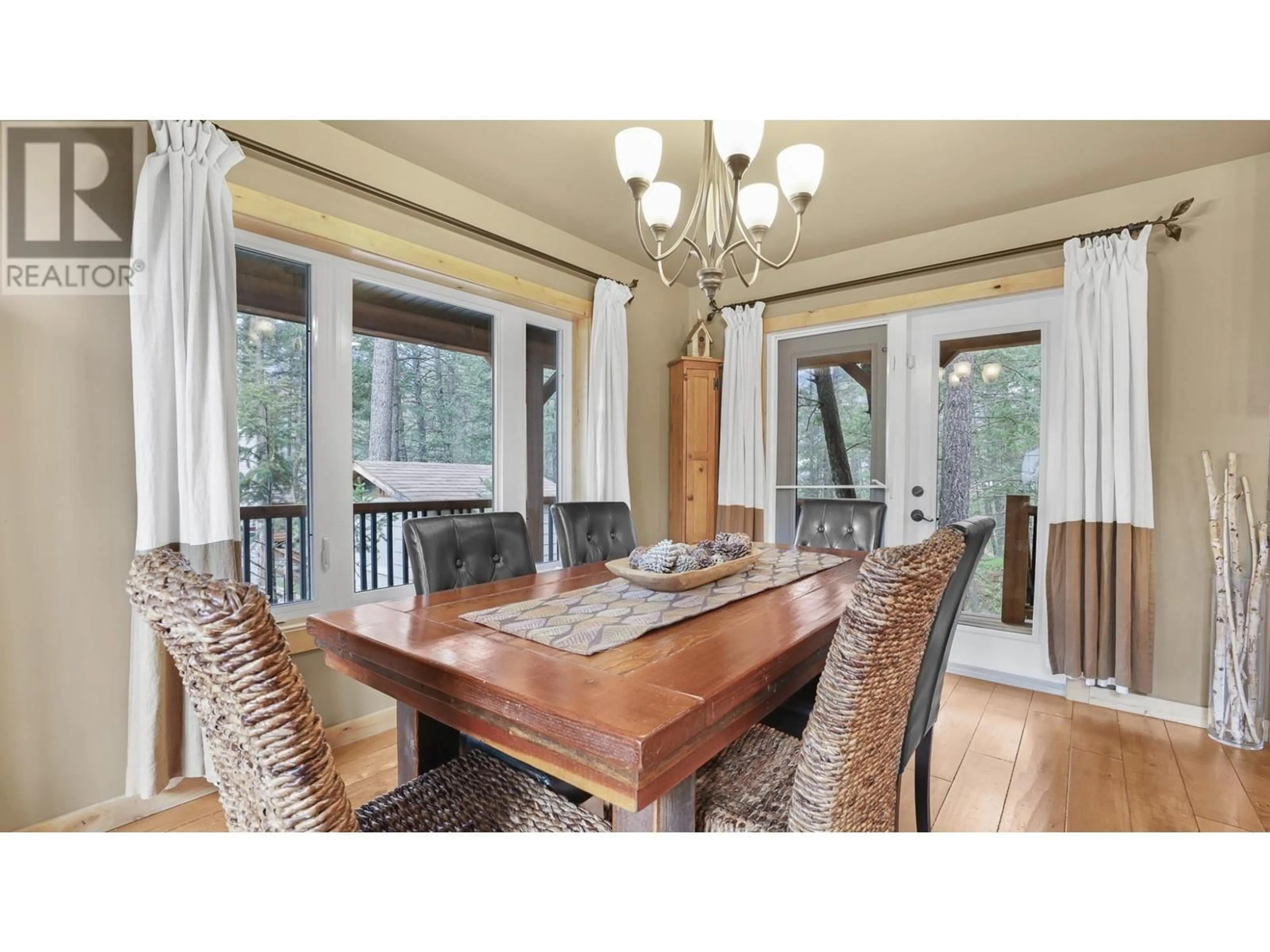 Dining room, wood/laminate floor for 21 - 4868 RIVERVIEW DRIVE, Edgewater British Columbia V0A1E0