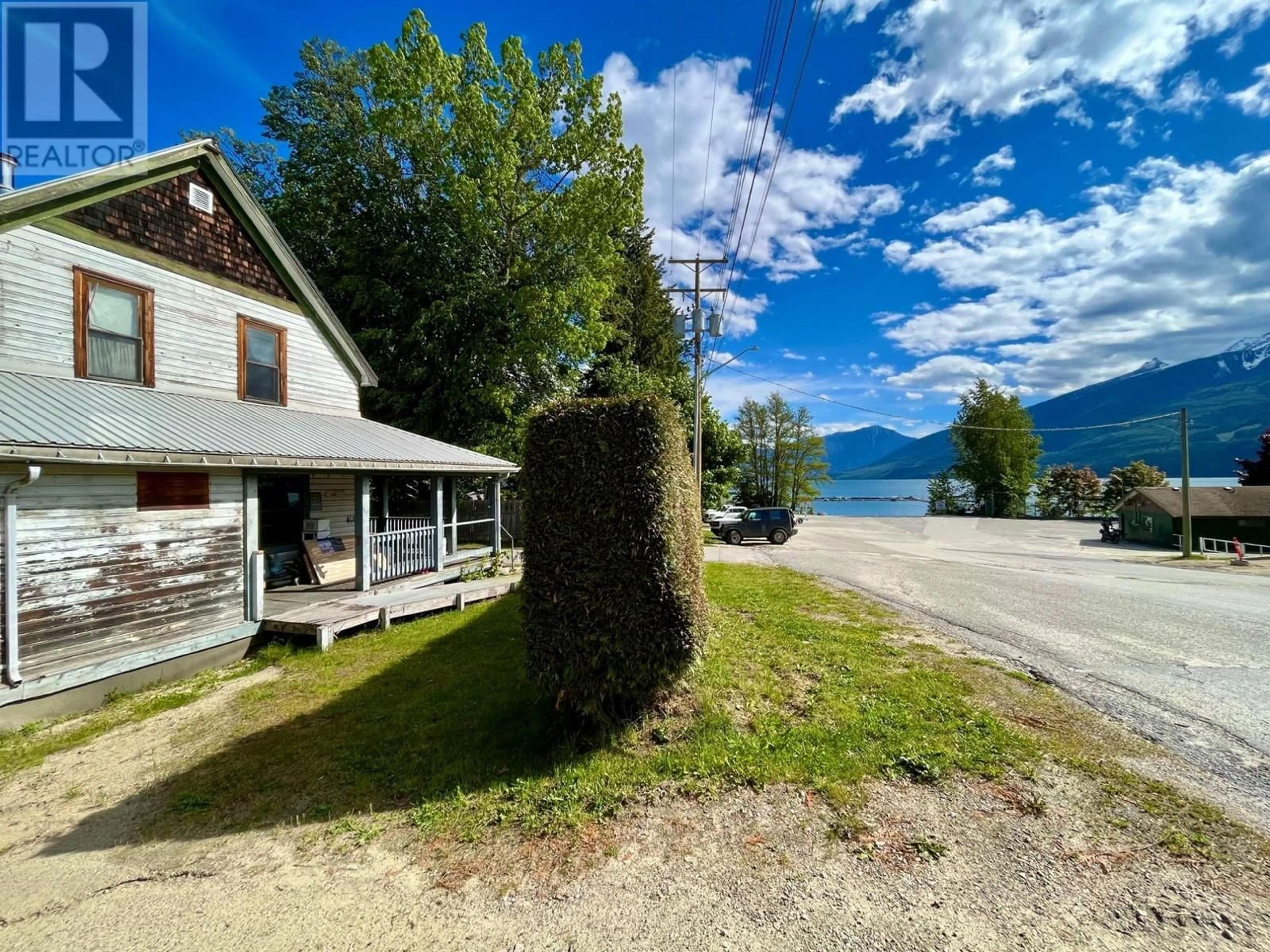 A pic from outside/outdoor area/front of a property/back of a property/a pic from drone, water/lake/river/ocean view for 87 NELSON AVENUE, Nakusp British Columbia V0G1R0