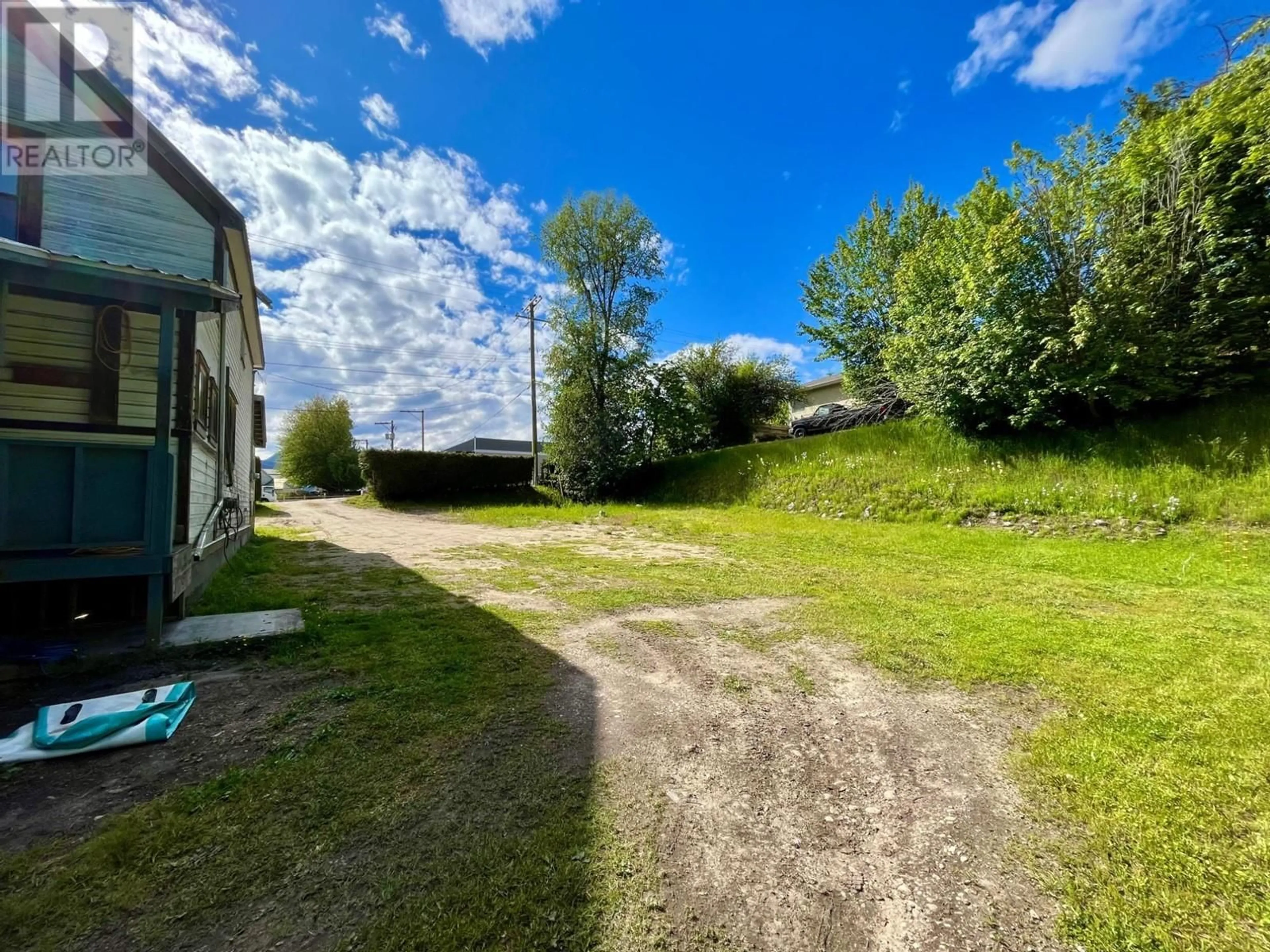 A pic from outside/outdoor area/front of a property/back of a property/a pic from drone, unknown for 87 NELSON AVENUE, Nakusp British Columbia V0G1R0