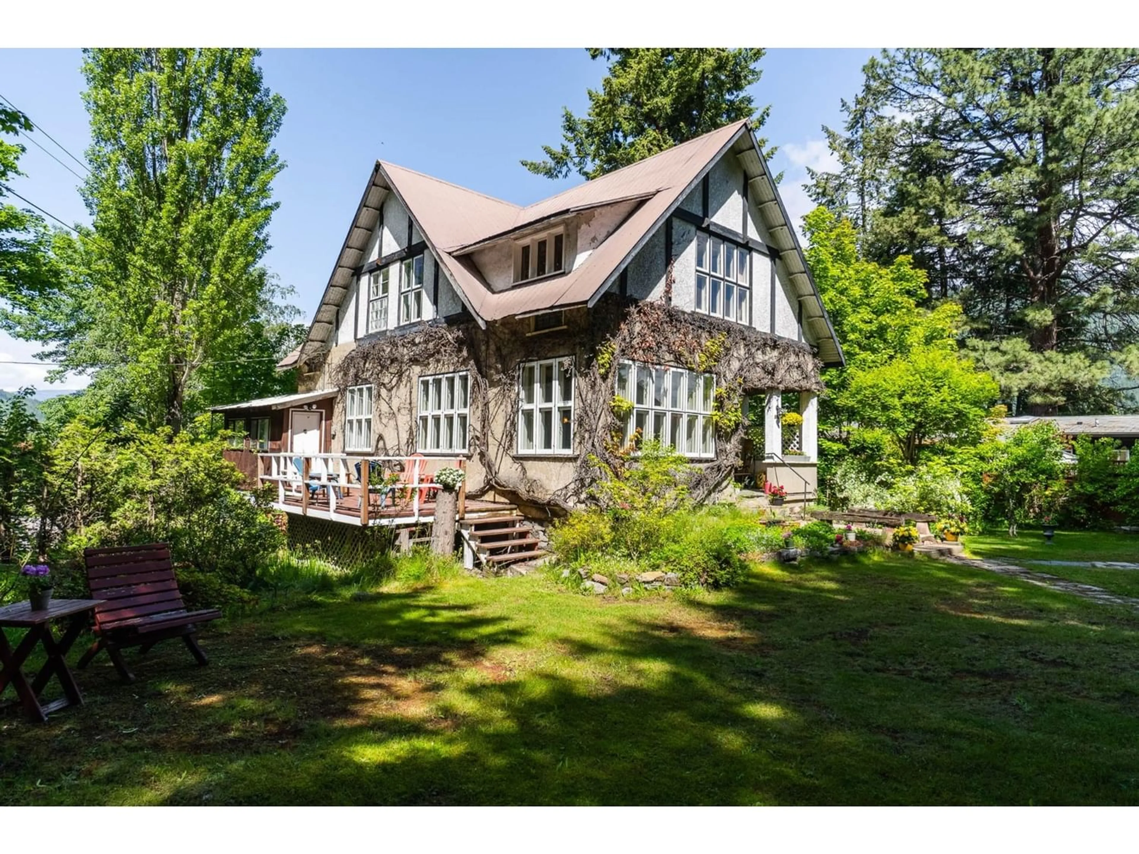 Cottage for 1107 ROBERTSON AVENUE, Nelson British Columbia V1L1C2