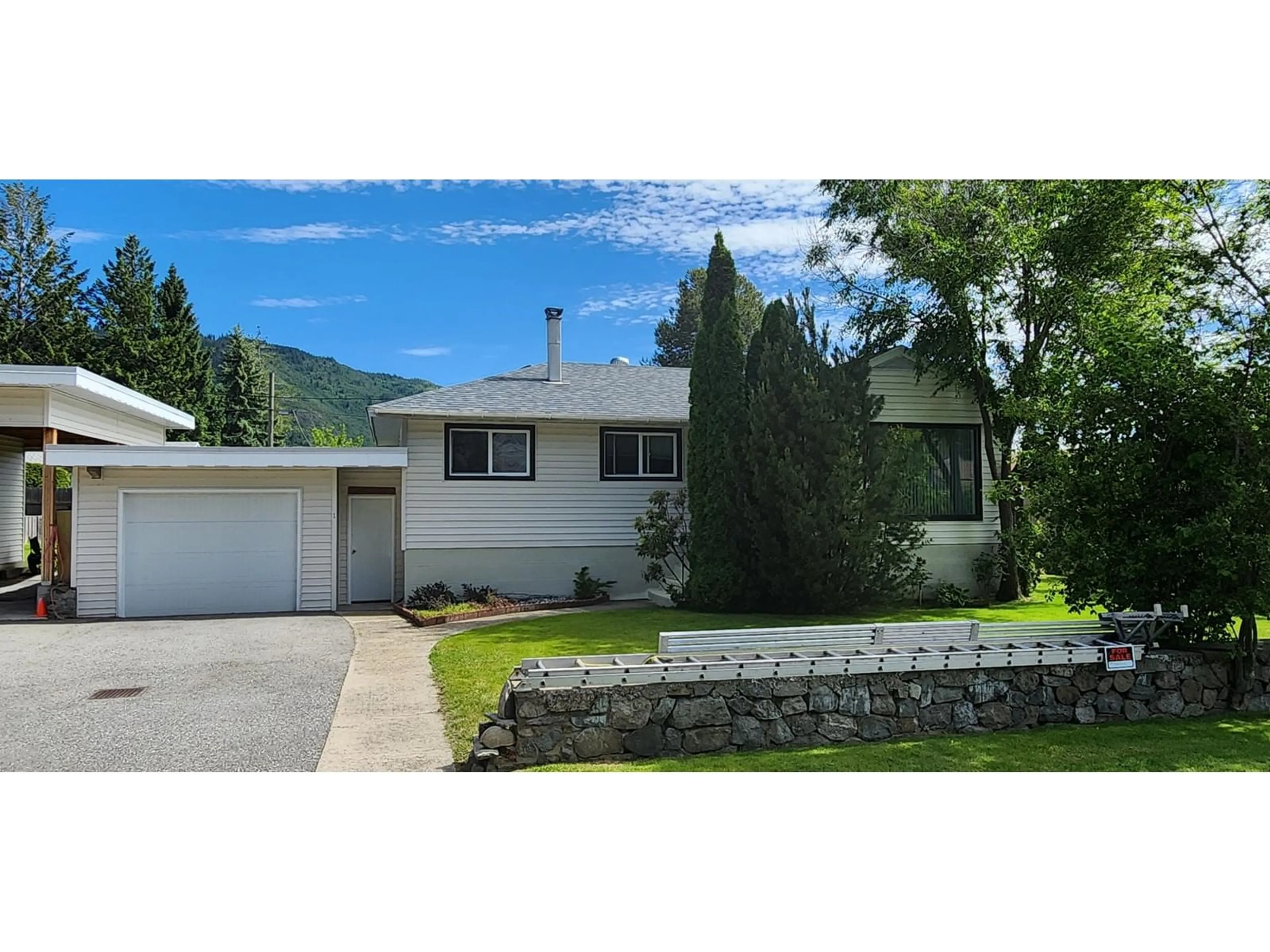 Frontside or backside of a home, cottage for 215 9TH Avenue, Montrose British Columbia V0G1P0