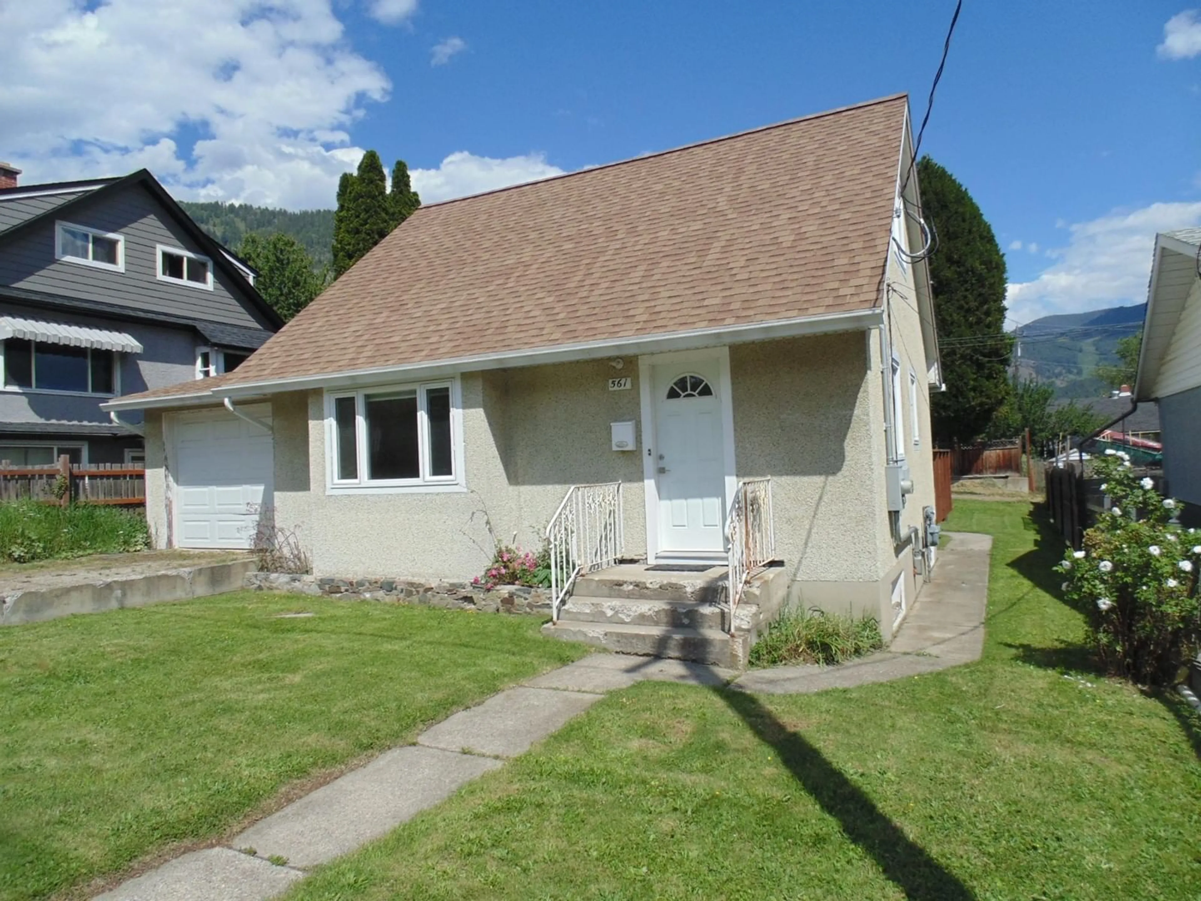 Frontside or backside of a home for 561 7TH AVENUE, Castlegar British Columbia V1N1R3