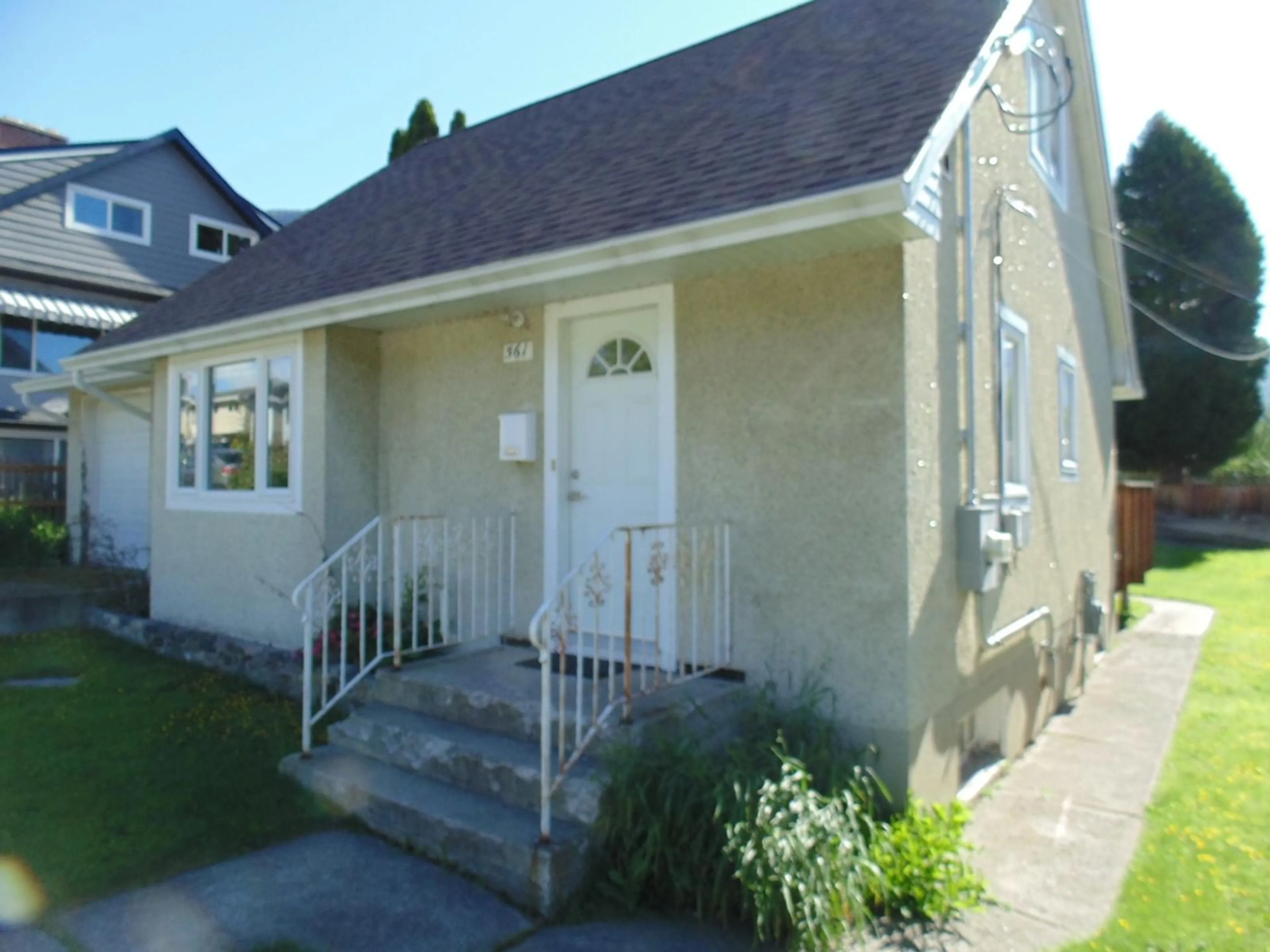Frontside or backside of a home for 561 7TH AVENUE, Castlegar British Columbia V1N1R3