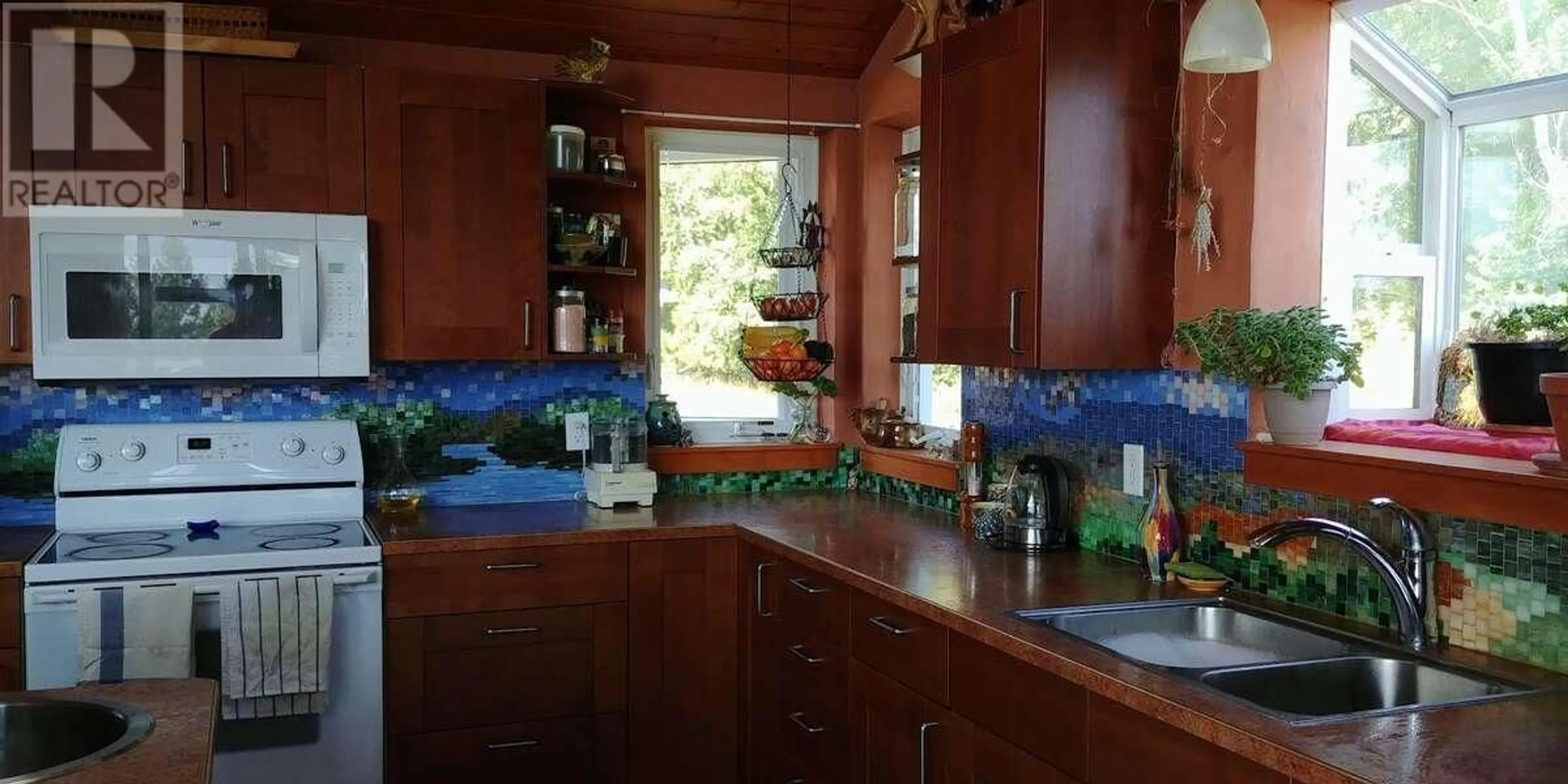 Standard kitchen, ceramic/tile floor for 1067 SIMMONS ROAD, Creston British Columbia V0B1G7